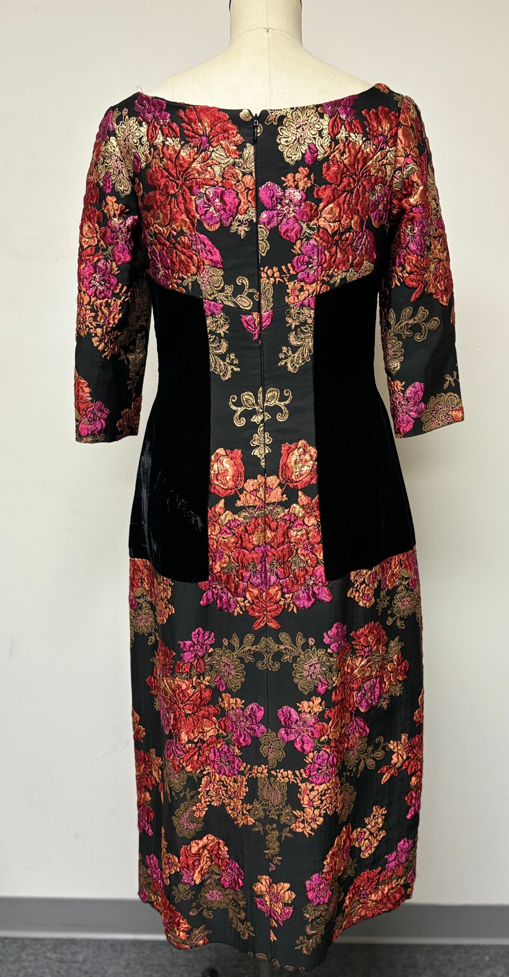Brocado francés rubí, dorado y rosa con inserciones de terciopelo de seda negro en venta 3