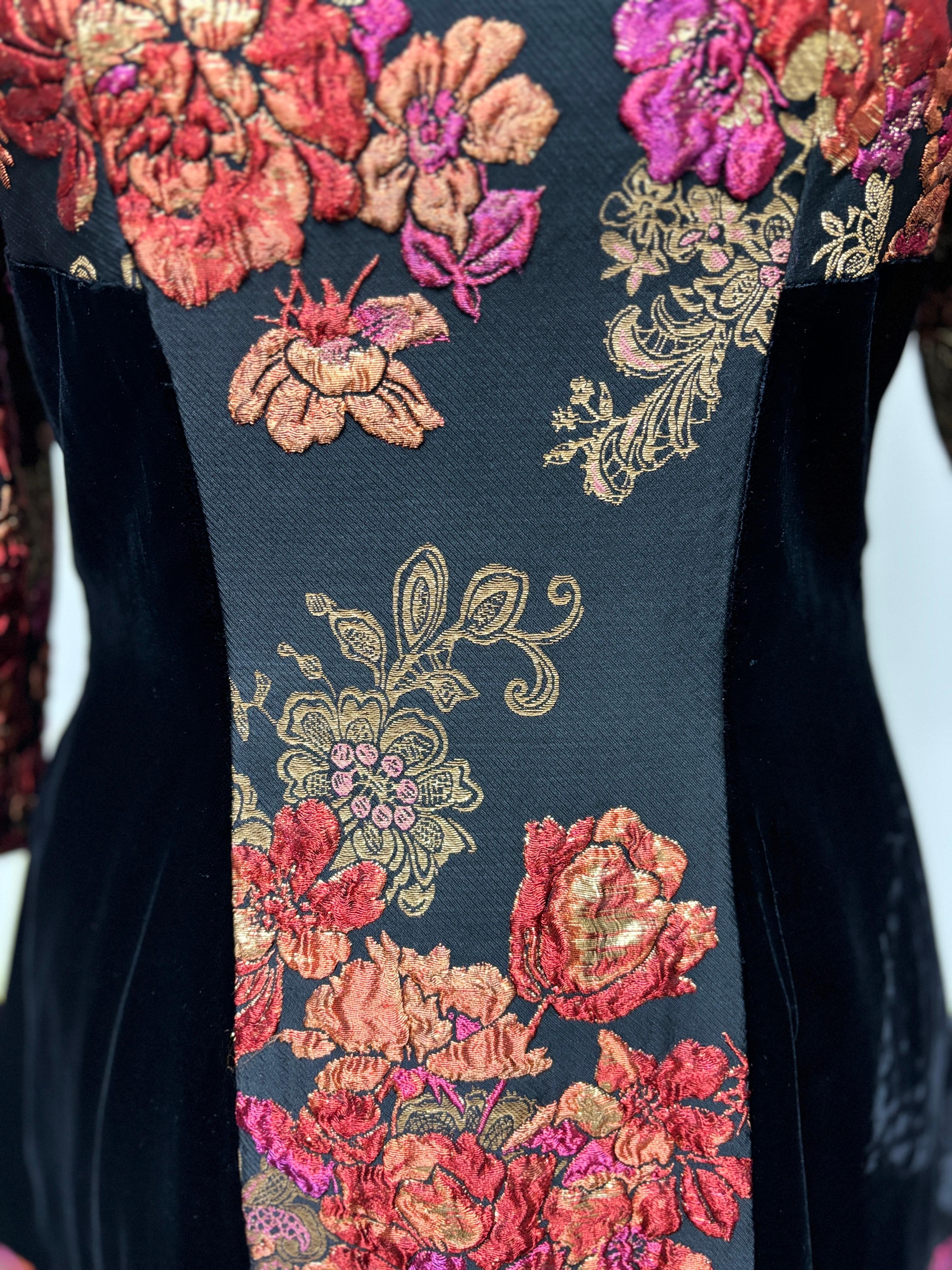 Brocado francés rubí, dorado y rosa con inserciones de terciopelo de seda negro en venta 4