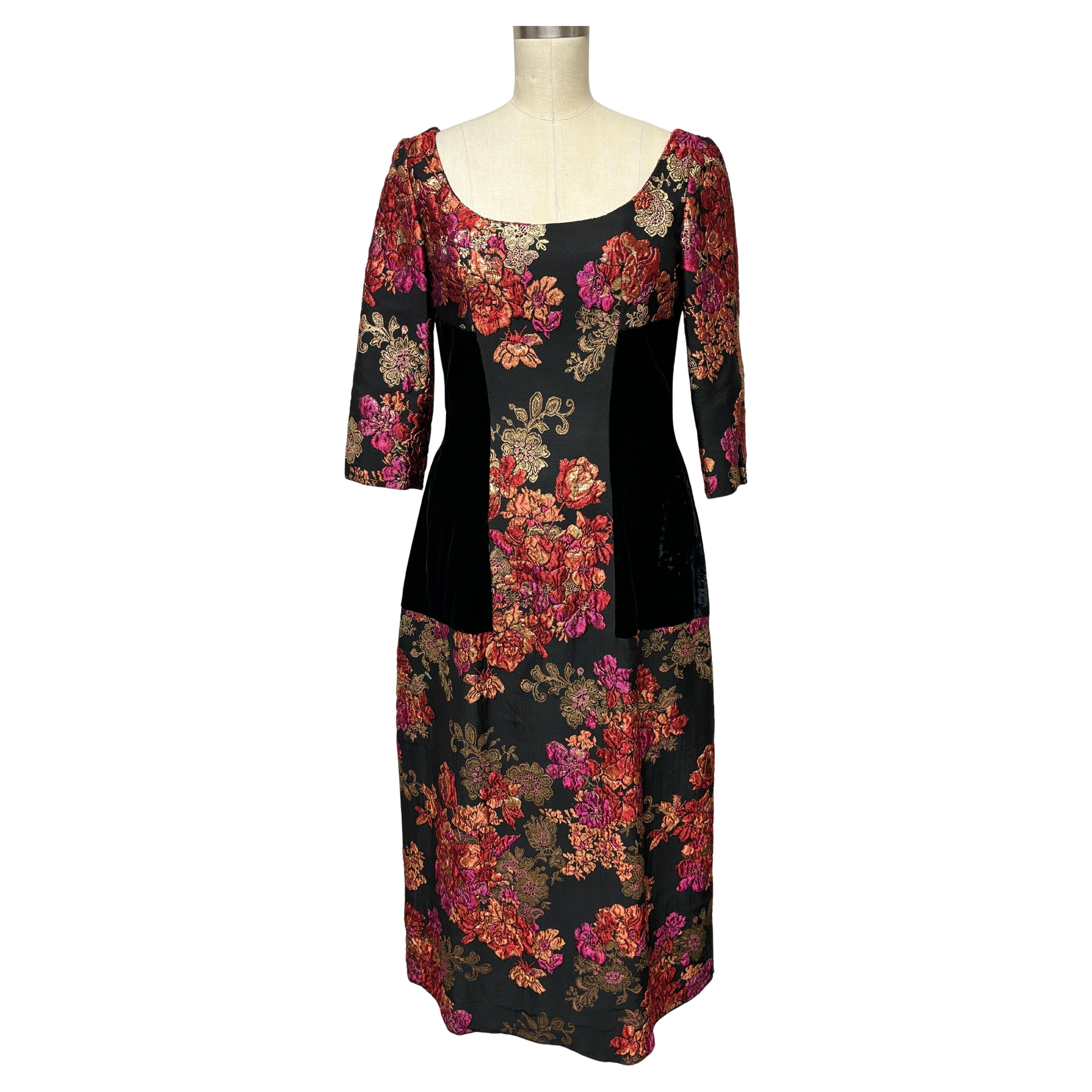 Brocado francés rubí, dorado y rosa con inserciones de terciopelo de seda negro en venta