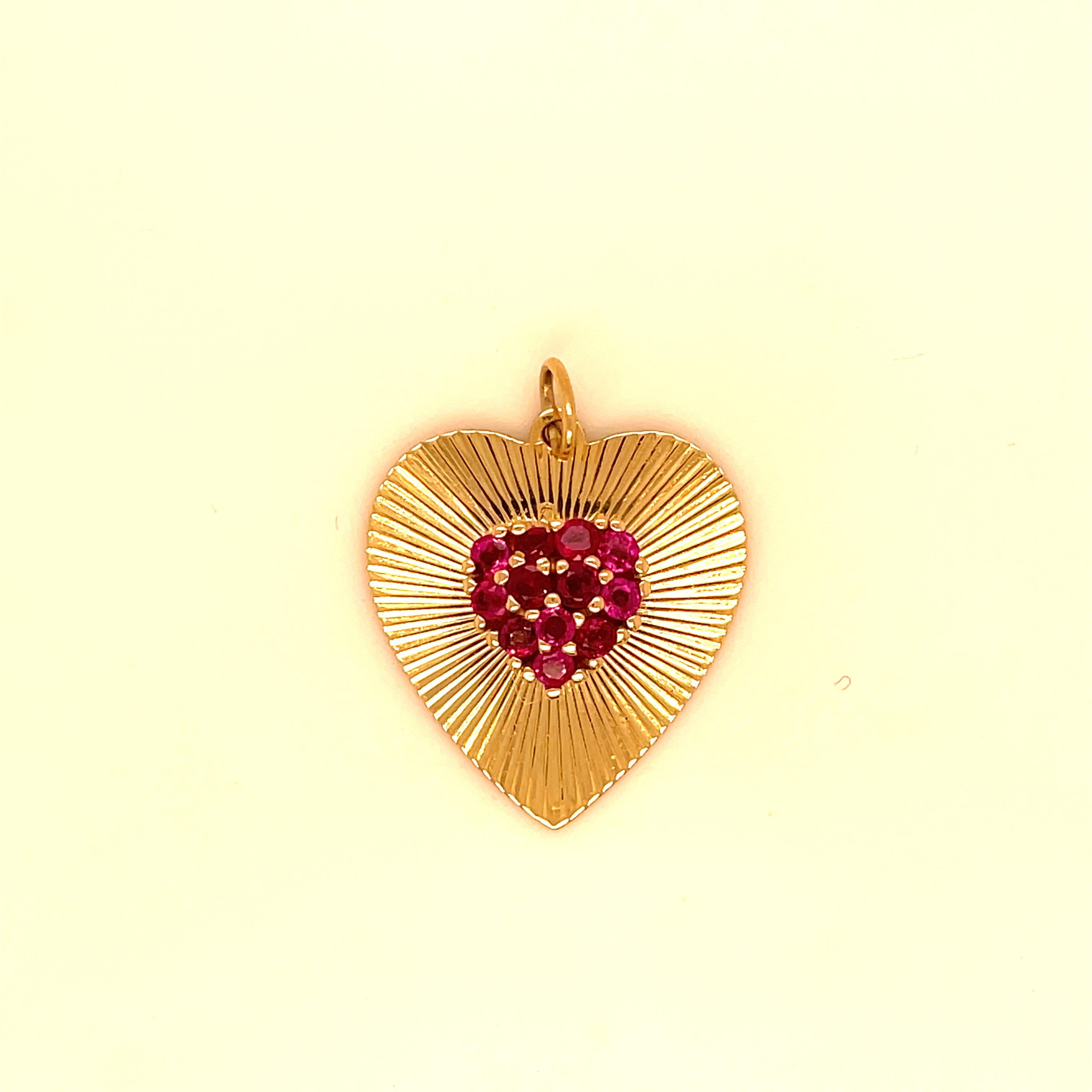 Taille ronde Breloque cœur en rubis et or en vente