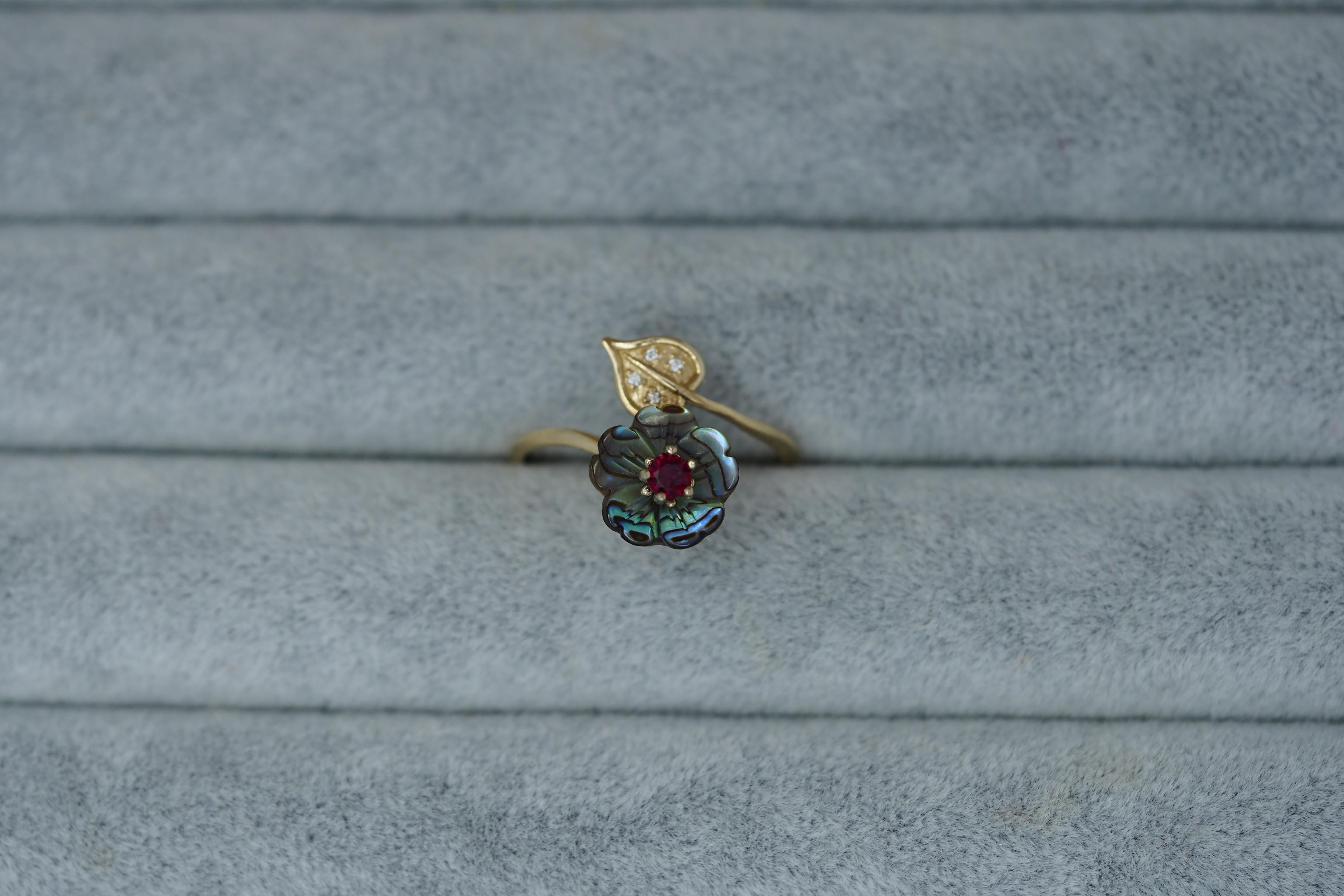 Lab Ruby gold ring. Round lab ruby ring. Red gemstone ring. Open ended ring. Carved mother of pearl flower ring. Flower gold ring. Adjustable gold ring. Black flower ring.  

Ring has a free size and can be worn with finger size from 17.2 - 18.5