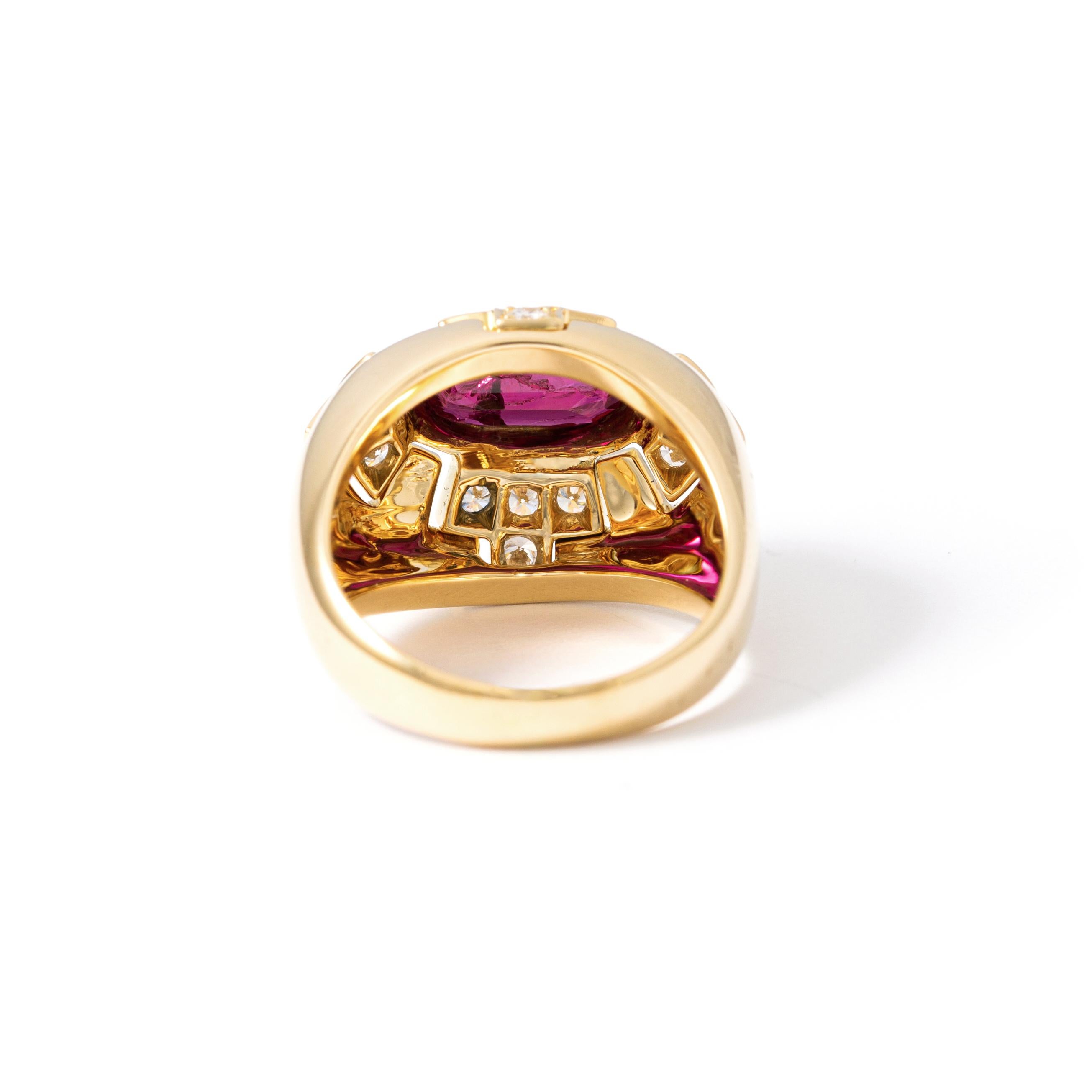 Taille ovale Bague en or avec rubis en vente