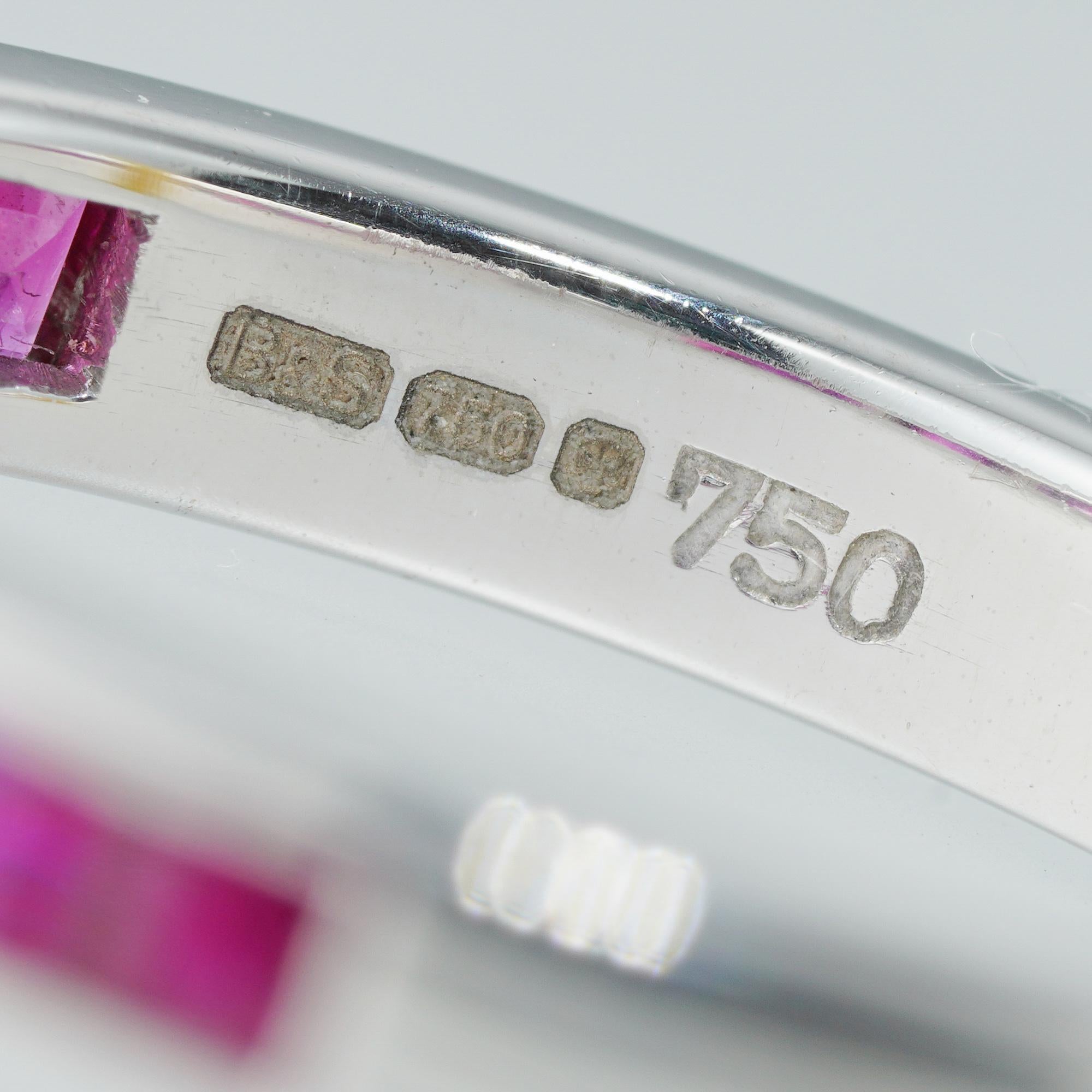 Quadrato Anello mezza eternità in rubino in vendita