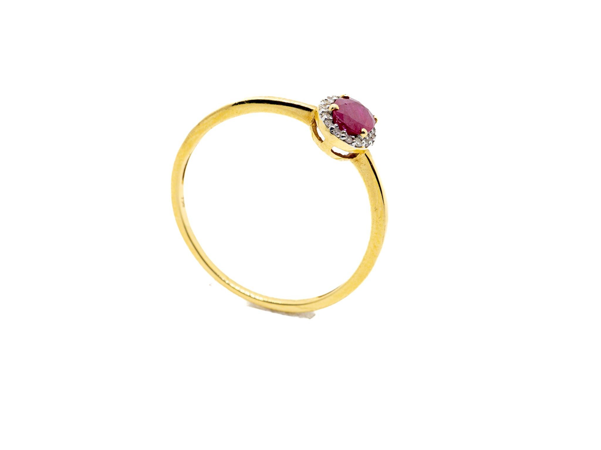 Ruby Halo Diamon 18 Karat Yellow Gold Ring In Excellent Condition For Sale In Geneva, CH