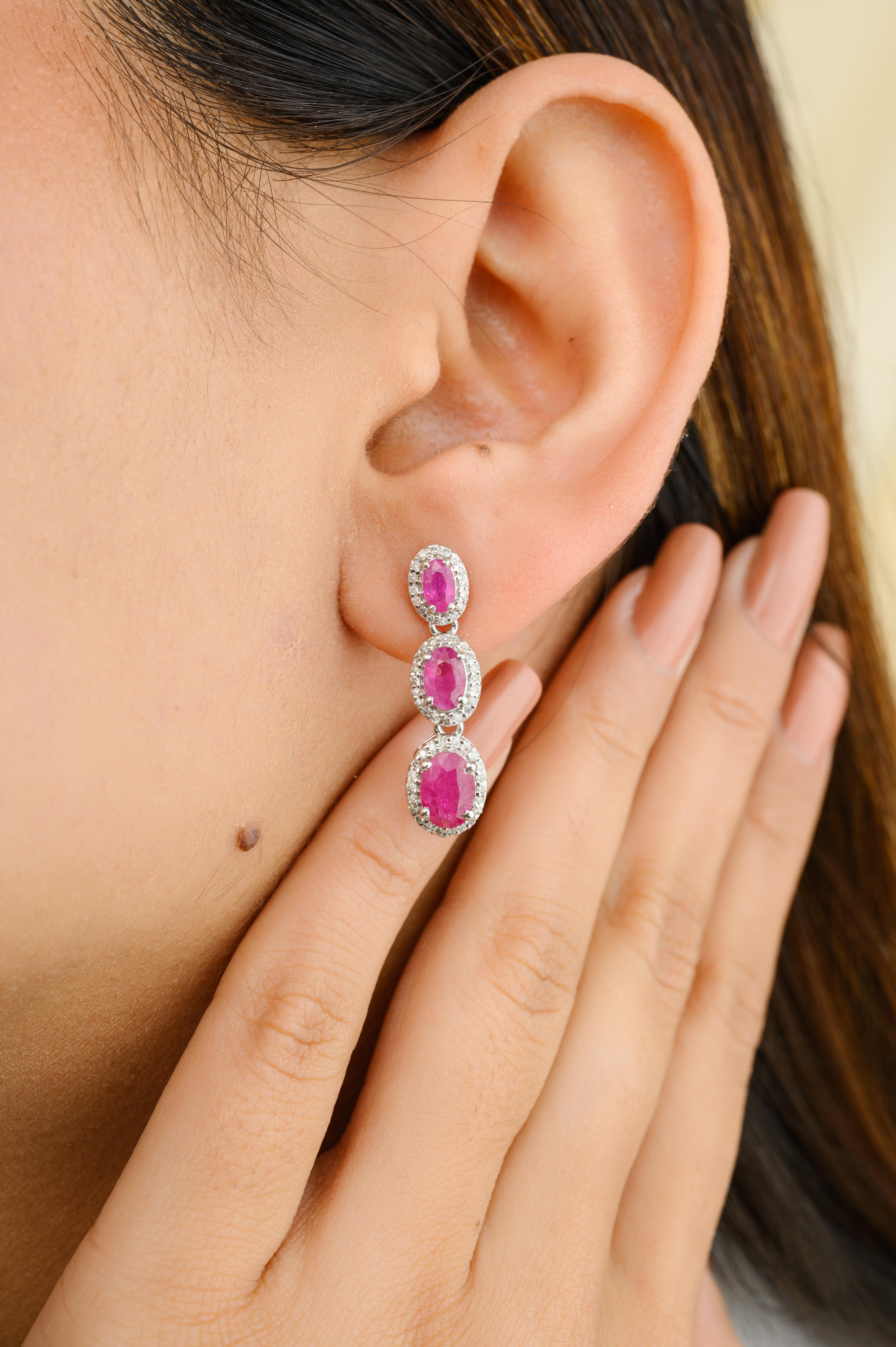 Taille ovale Boucles d'oreilles pendantes en or blanc 14k avec halo de rubis et diamants Cadeau pour Elle en vente