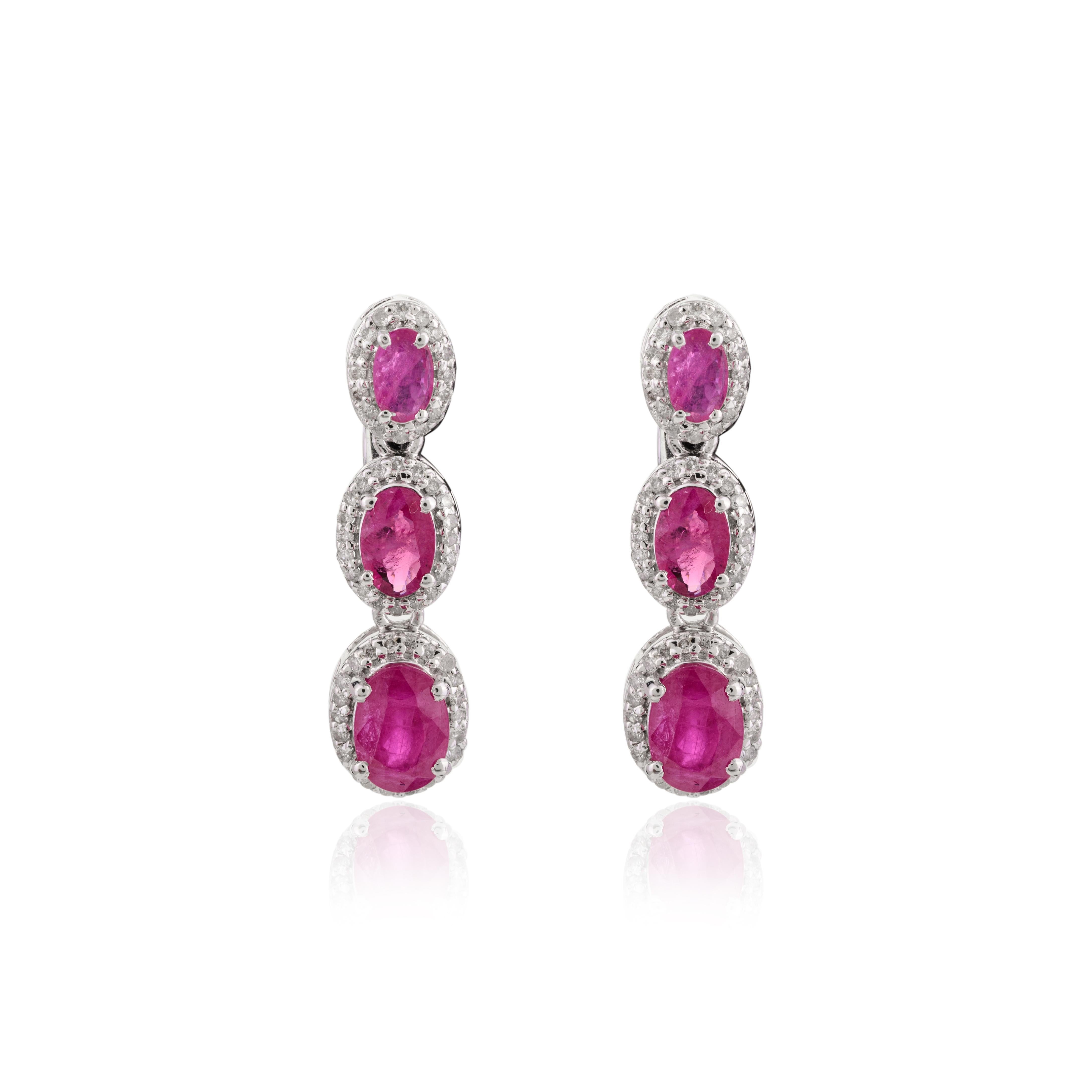 Boucles d'oreilles pendantes en or blanc 14k avec halo de rubis et diamants Cadeau pour Elle Pour femmes en vente