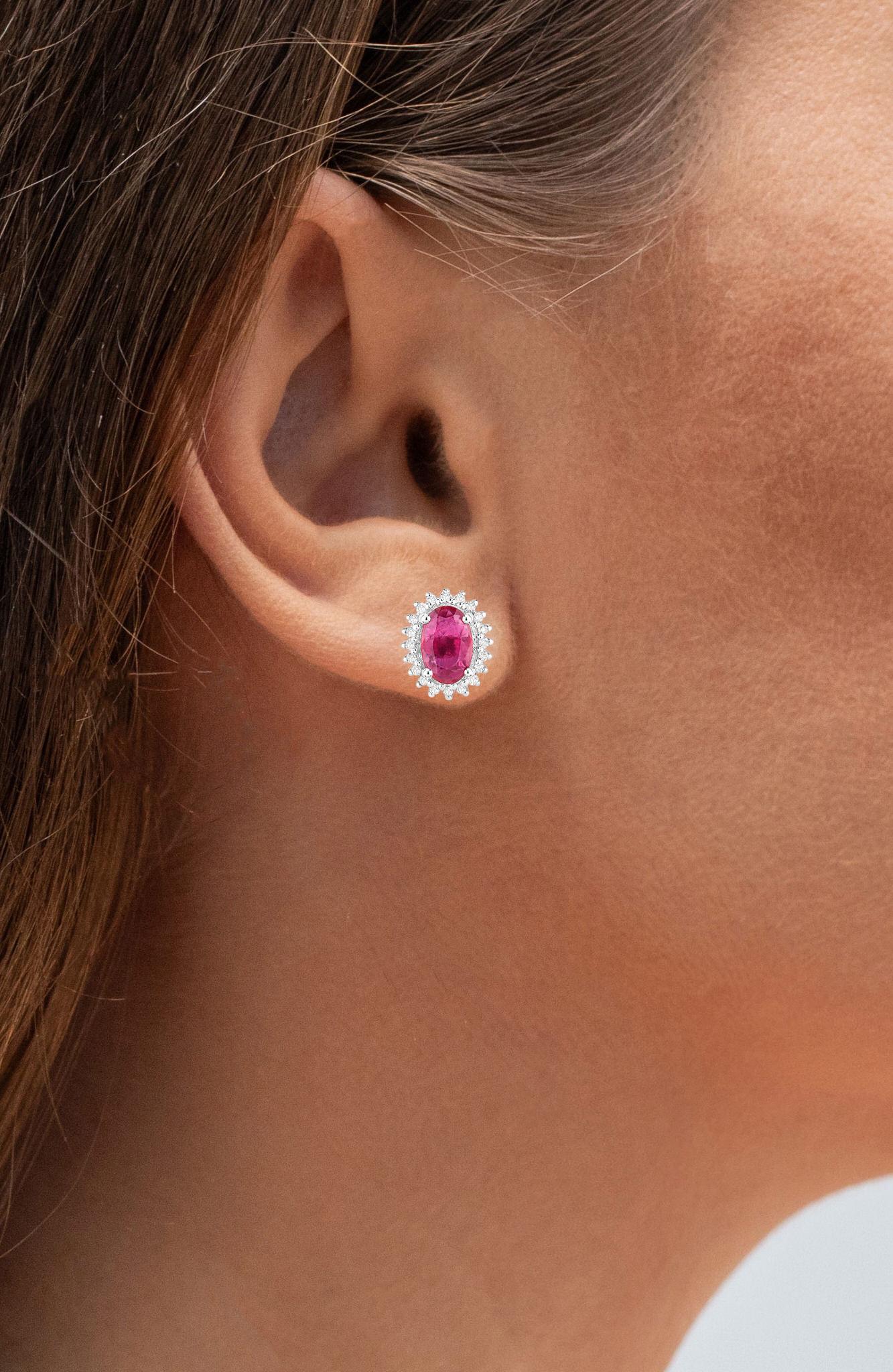 Taglio ovale Ruby Halo Stud Earrings Diamonds 1.1 Carats 14K White Gold in vendita