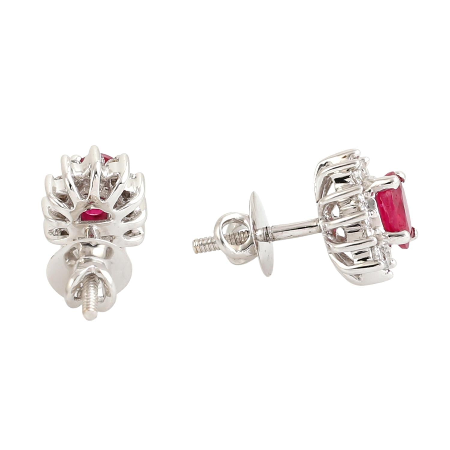 Artisan Boucles d'oreilles Rubis Halo avec Diamants en Or Blanc 18K en vente