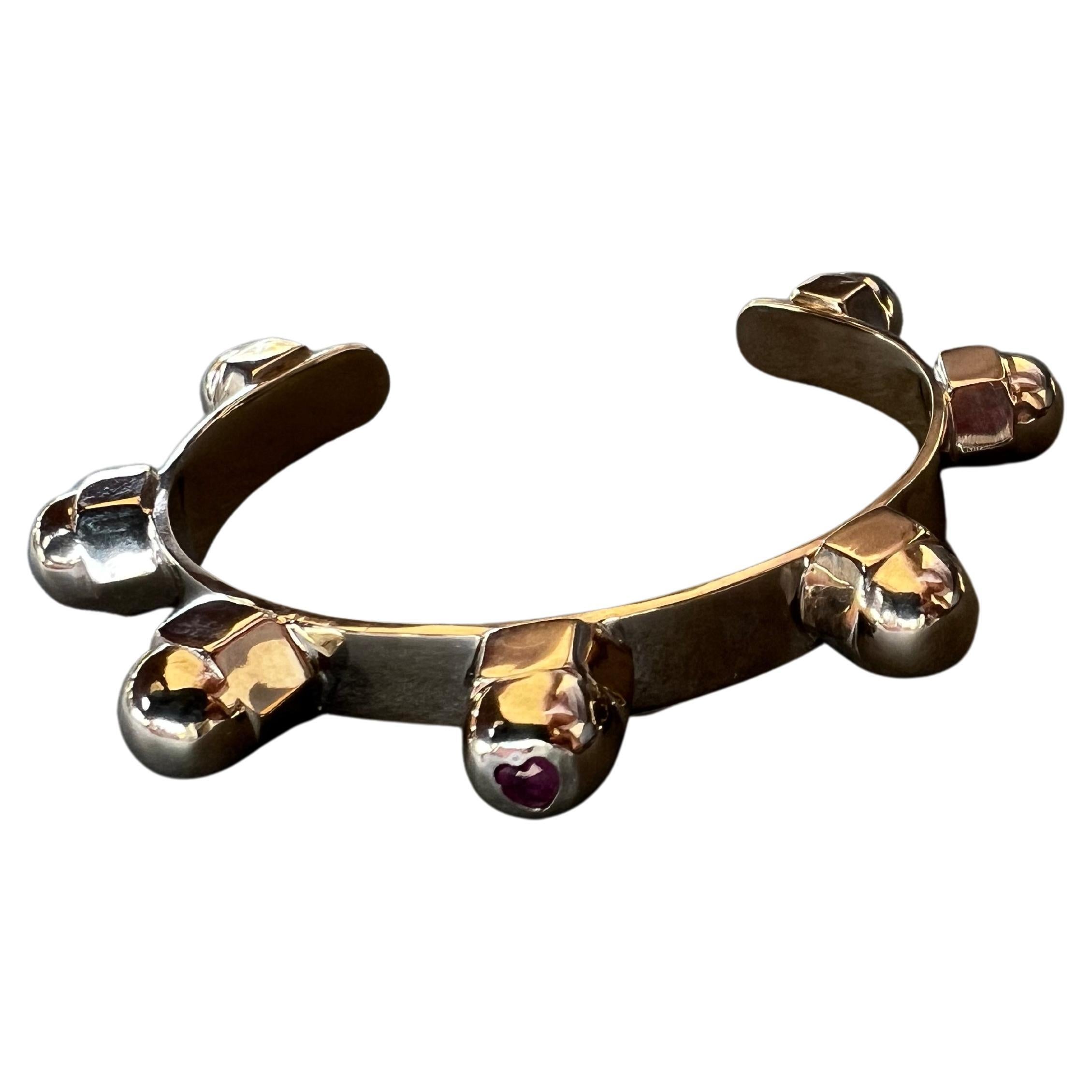 Bracciale Bangle con Cuore di Rubino Borchie di Bronzo Pezzo di Dichiarazione J DAUPHIN