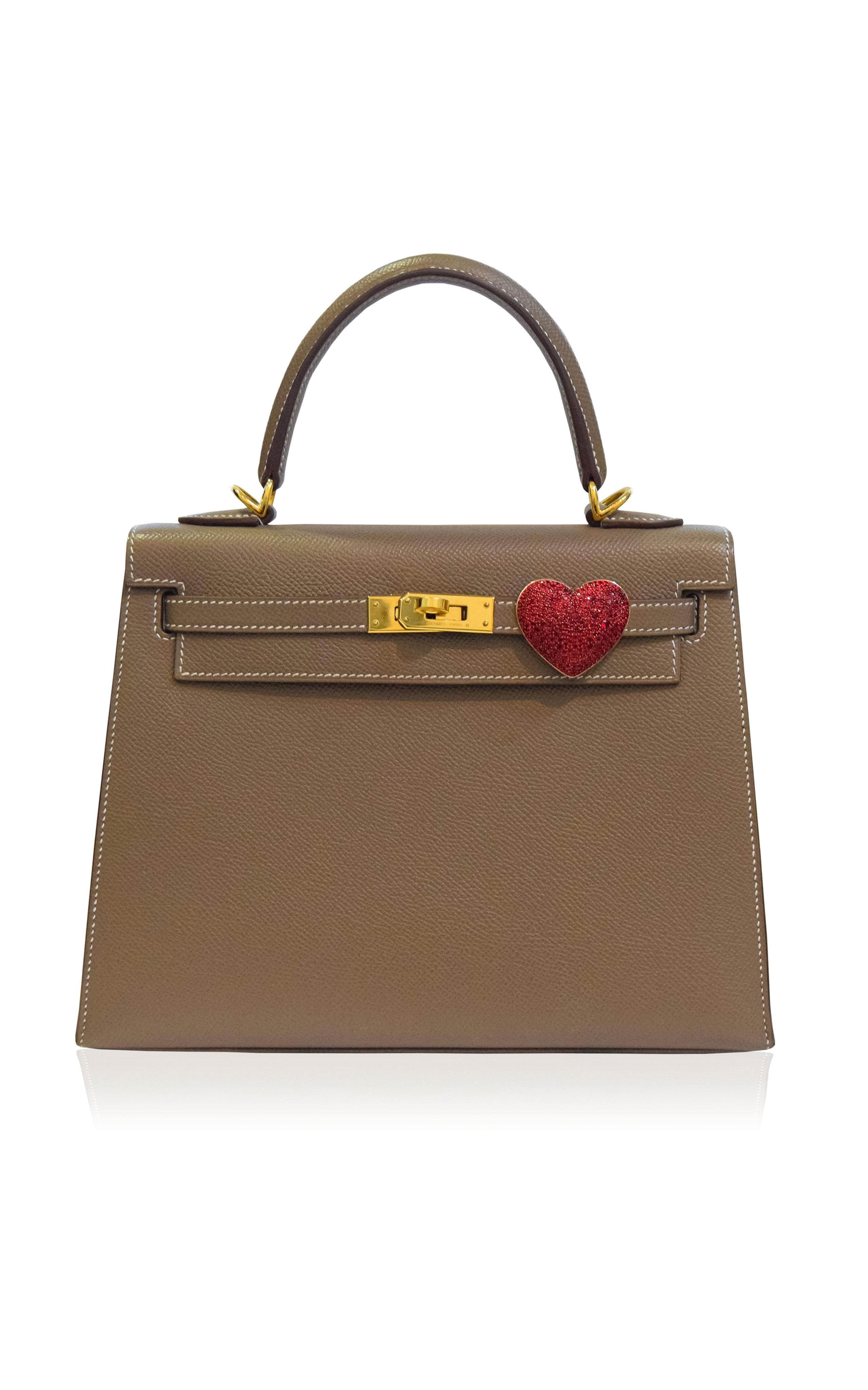 A timeless emblem of passion and vitality. The HEART Bag Bijoux by Ashna Mehta is masterfully crafted in glowing 18K rose gold and ablaze with natural rubies—gemstones revered for their intensity, power, and deep romantic symbolism. This radiant