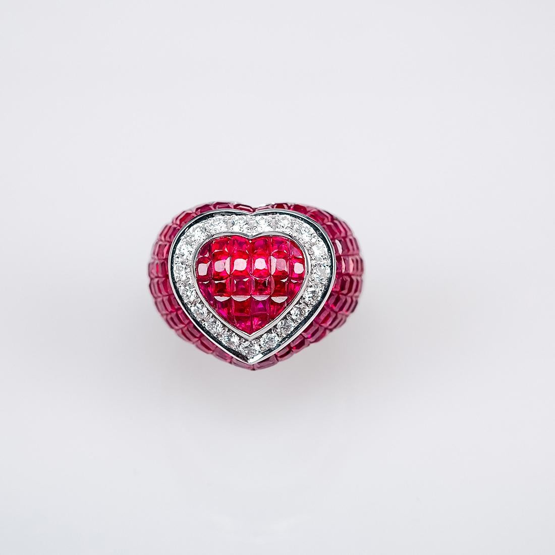 Moderne Bague cocktail cœur en or blanc 18 carats avec rubis et diamants en vente