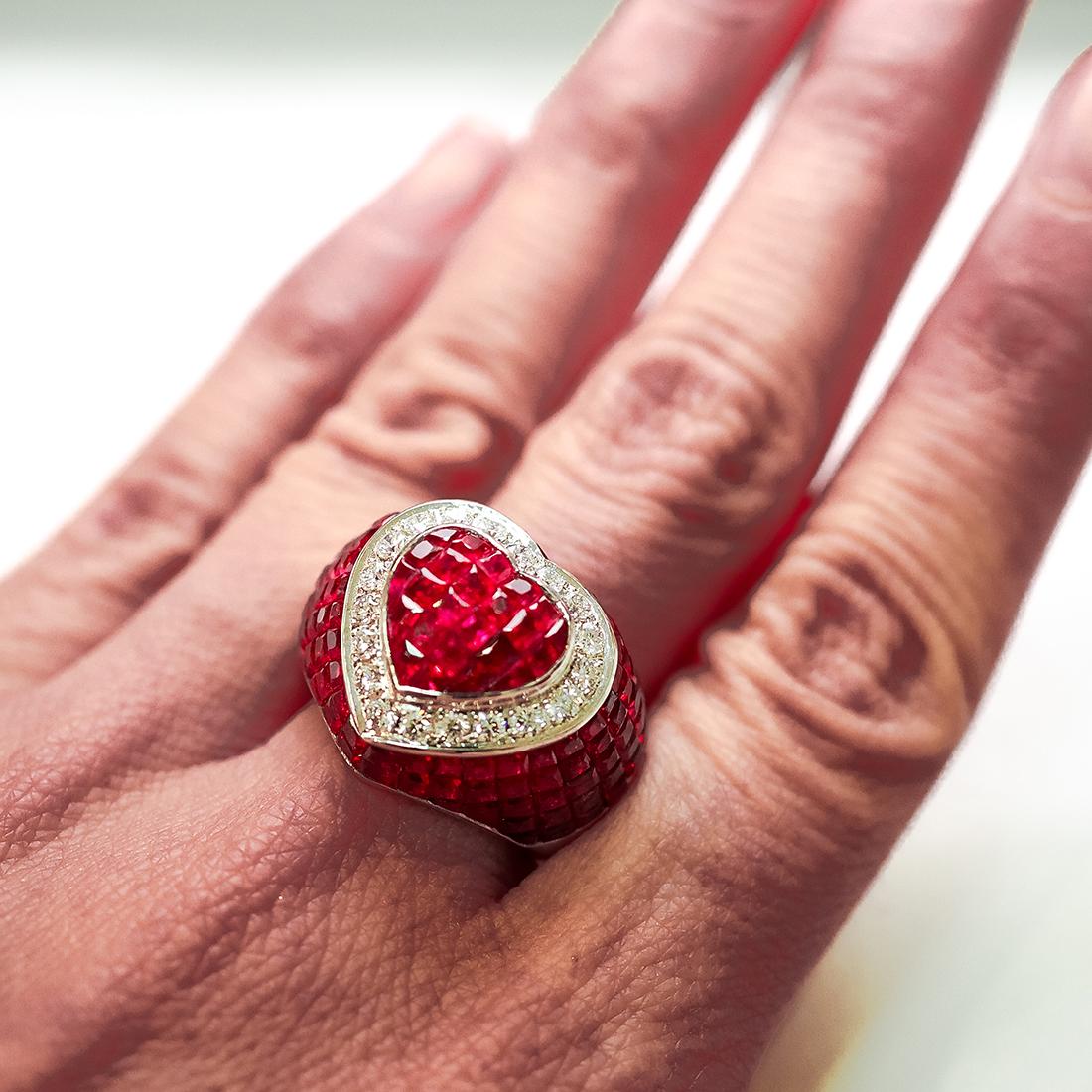 18 Karat White Gold Ruby Diamond Heart Cocktail Ring In New Condition For Sale In Bangkok, TH