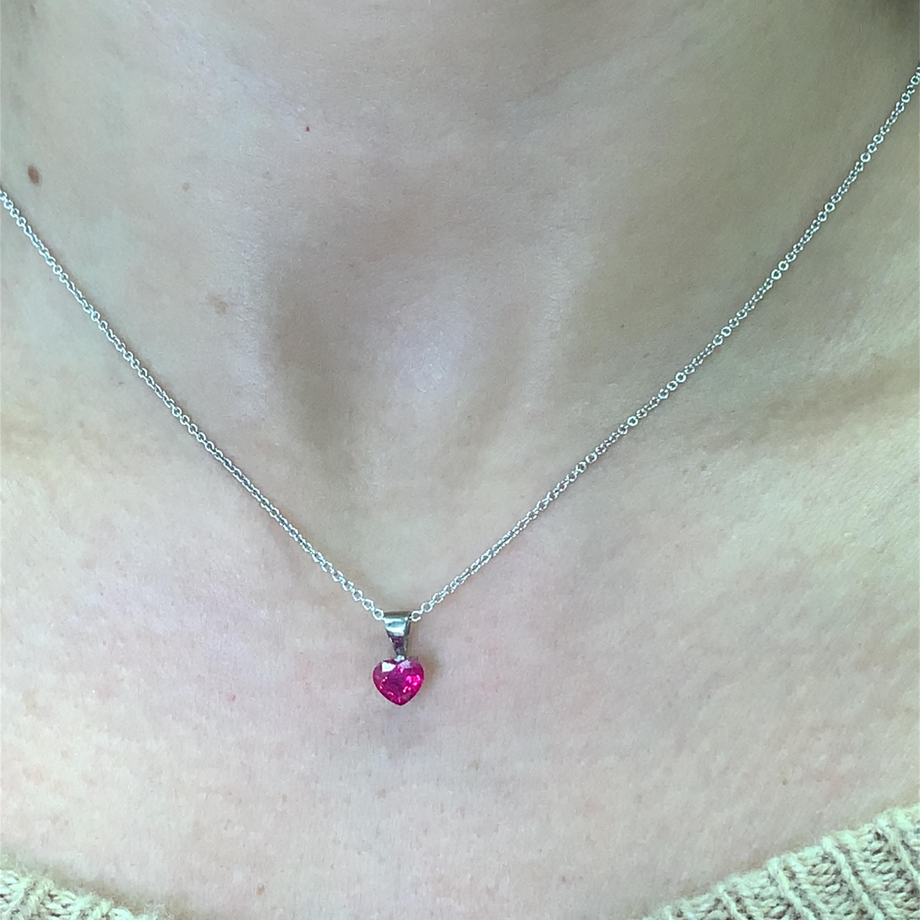 Questa squisita collana con ciondolo in pietra naturale rubino taglio cuore da 0,70 ct.  La catena in oro bianco 18 carati da 16 pollici presenta una splendida gemma di rubino rosso rosato che irradia amore ed eleganza. Realizzata con precisione, la