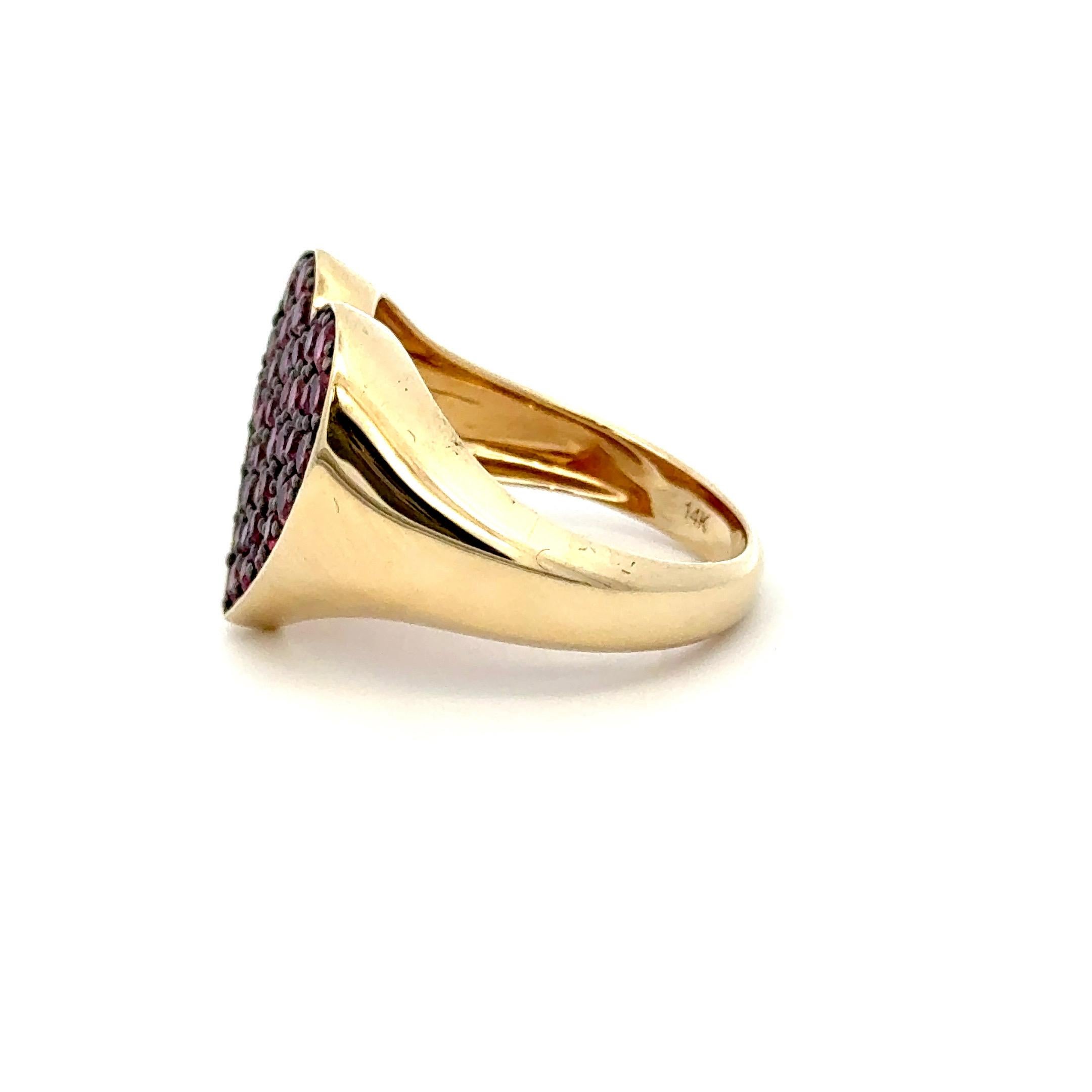 Une bague romantique et vibrante en forme de cœur, sertie de riches rubis rouges dans un design pavé complet. Fabriquée en or jaune massif 14 carats, cette pièce audacieuse mais féminine ajoute une touche de couleur captivante et un éclat luxueux.