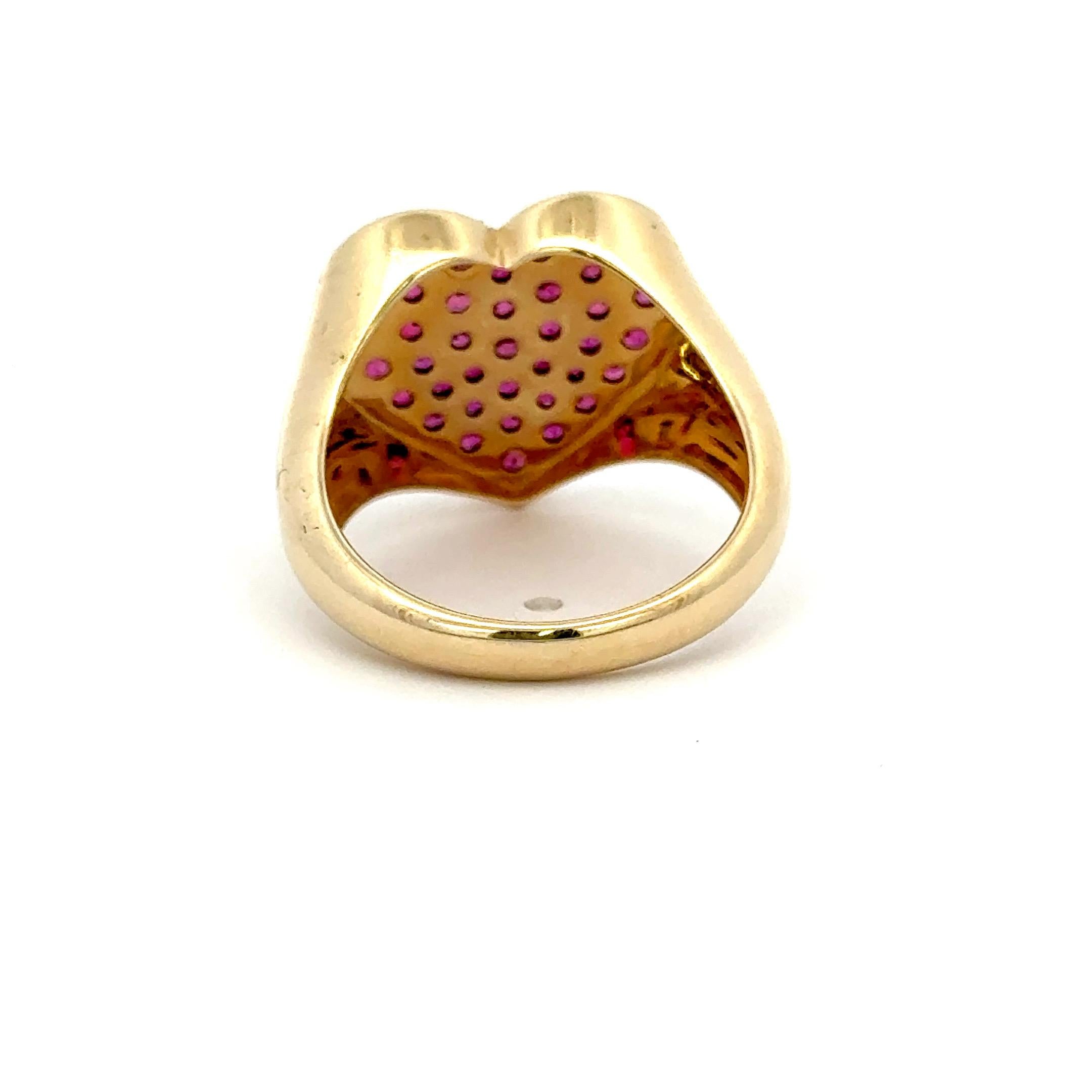 Taille ronde Bague de déclaration cœur de rubis 1,34 carats or jaune 14 carats 4,4 grammes en vente