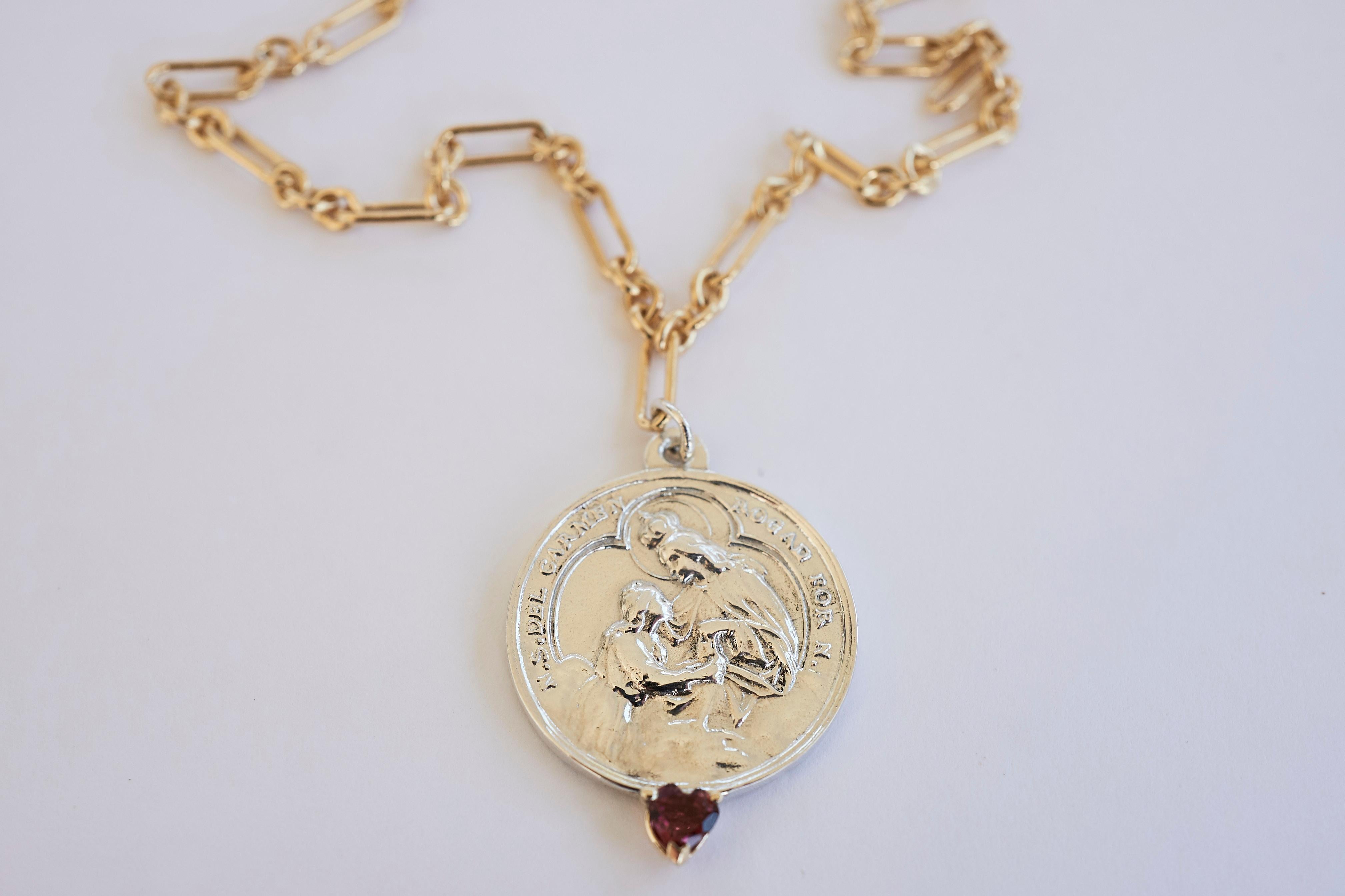 Chaîne collier J Dauphin en argent avec médaille en forme de cœur de la Vierge du Carmen et rubis en vente 4