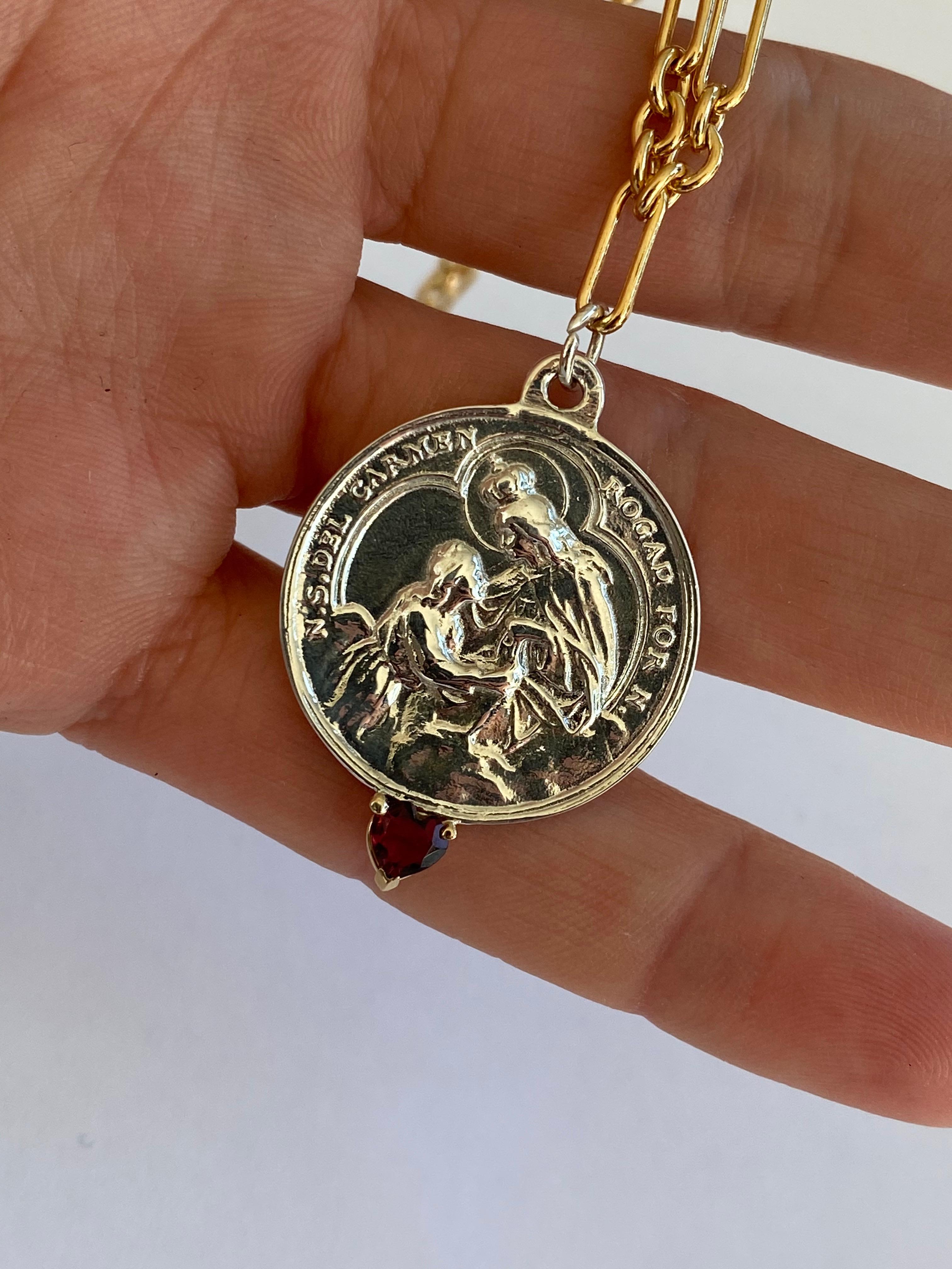 Taille cœur Chaîne collier J Dauphin en argent avec médaille en forme de cœur de la Vierge du Carmen et rubis en vente