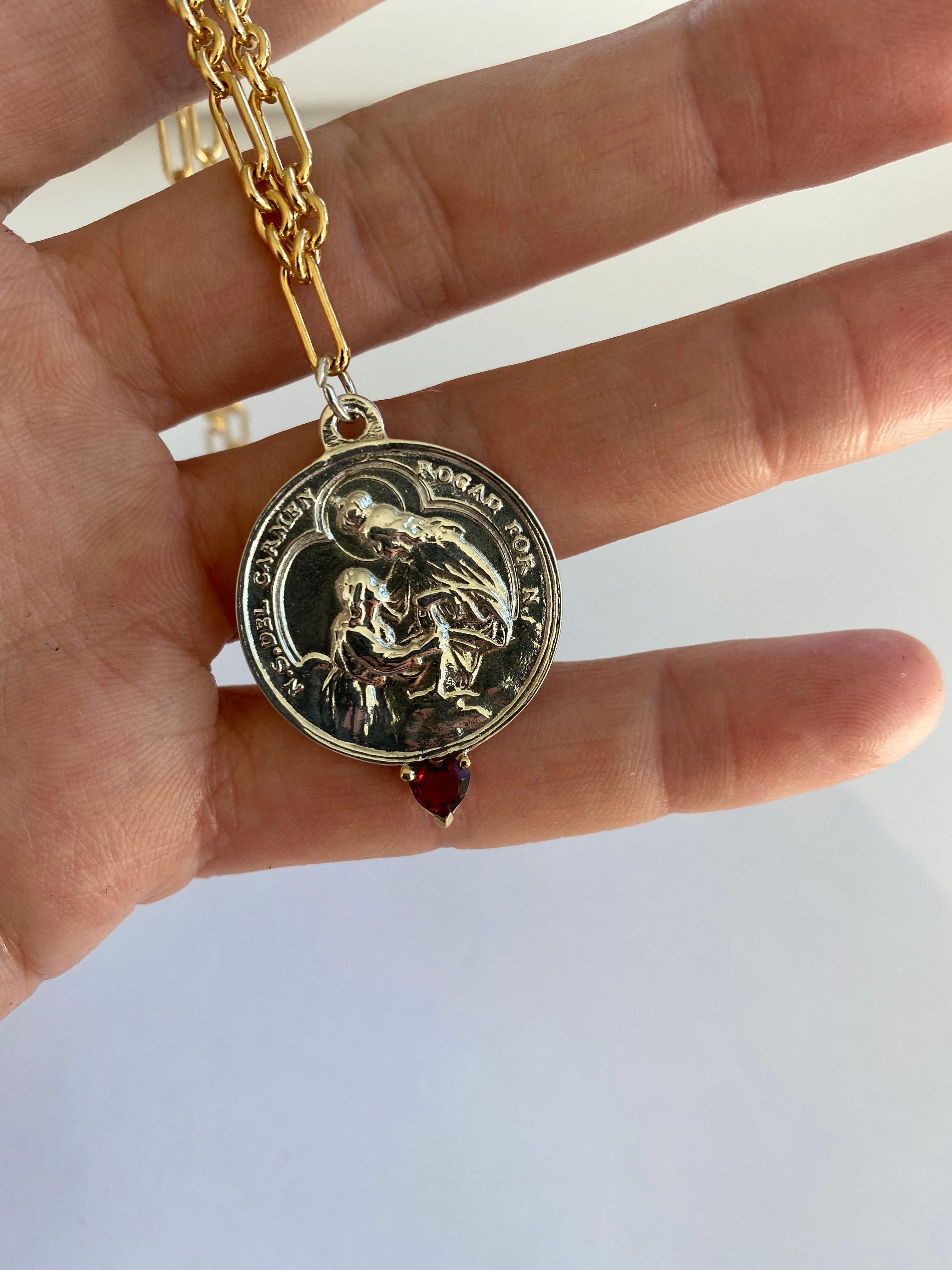 Chaîne collier J Dauphin en argent avec médaille en forme de cœur de la Vierge du Carmen et rubis Neuf - En vente à Los Angeles, CA