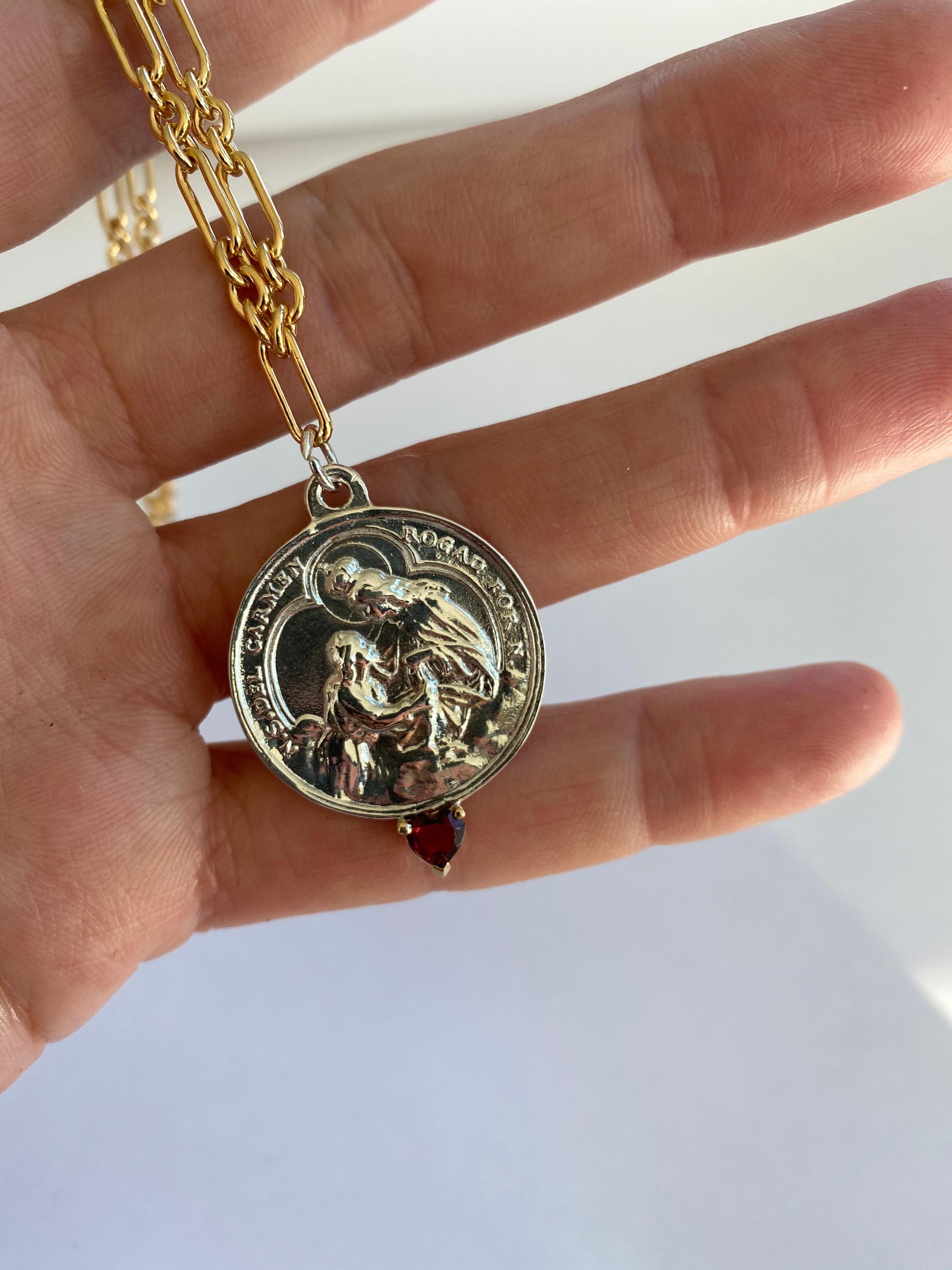 Chaîne collier J Dauphin en argent avec médaille en forme de cœur de la Vierge du Carmen et rubis Pour femmes en vente