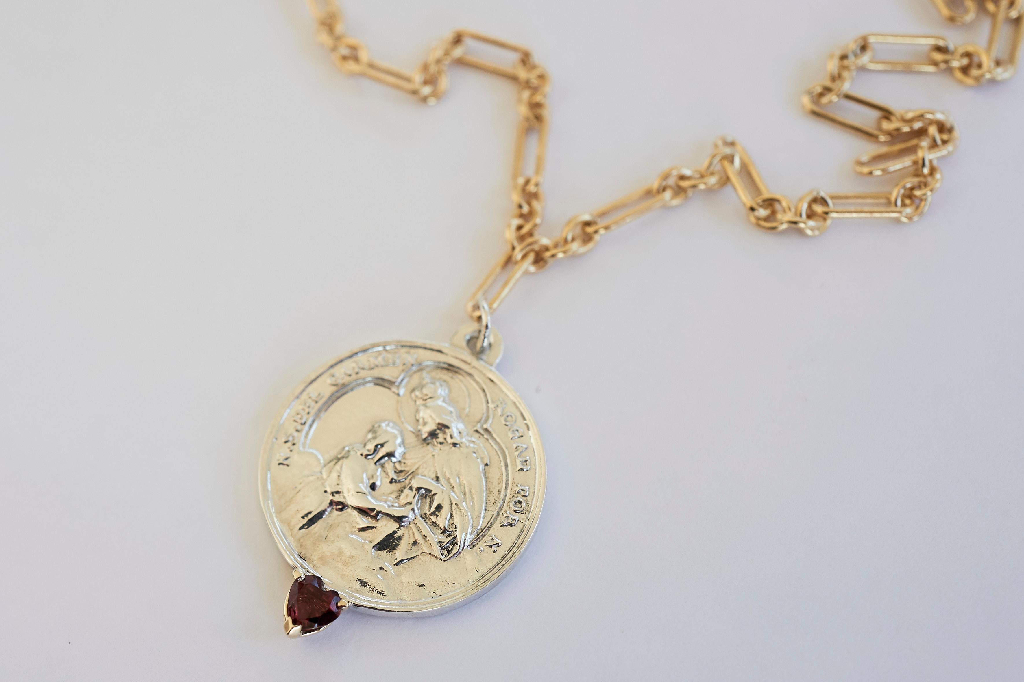Chaîne collier J Dauphin en argent avec médaille en forme de cœur de la Vierge du Carmen et rubis en vente 1
