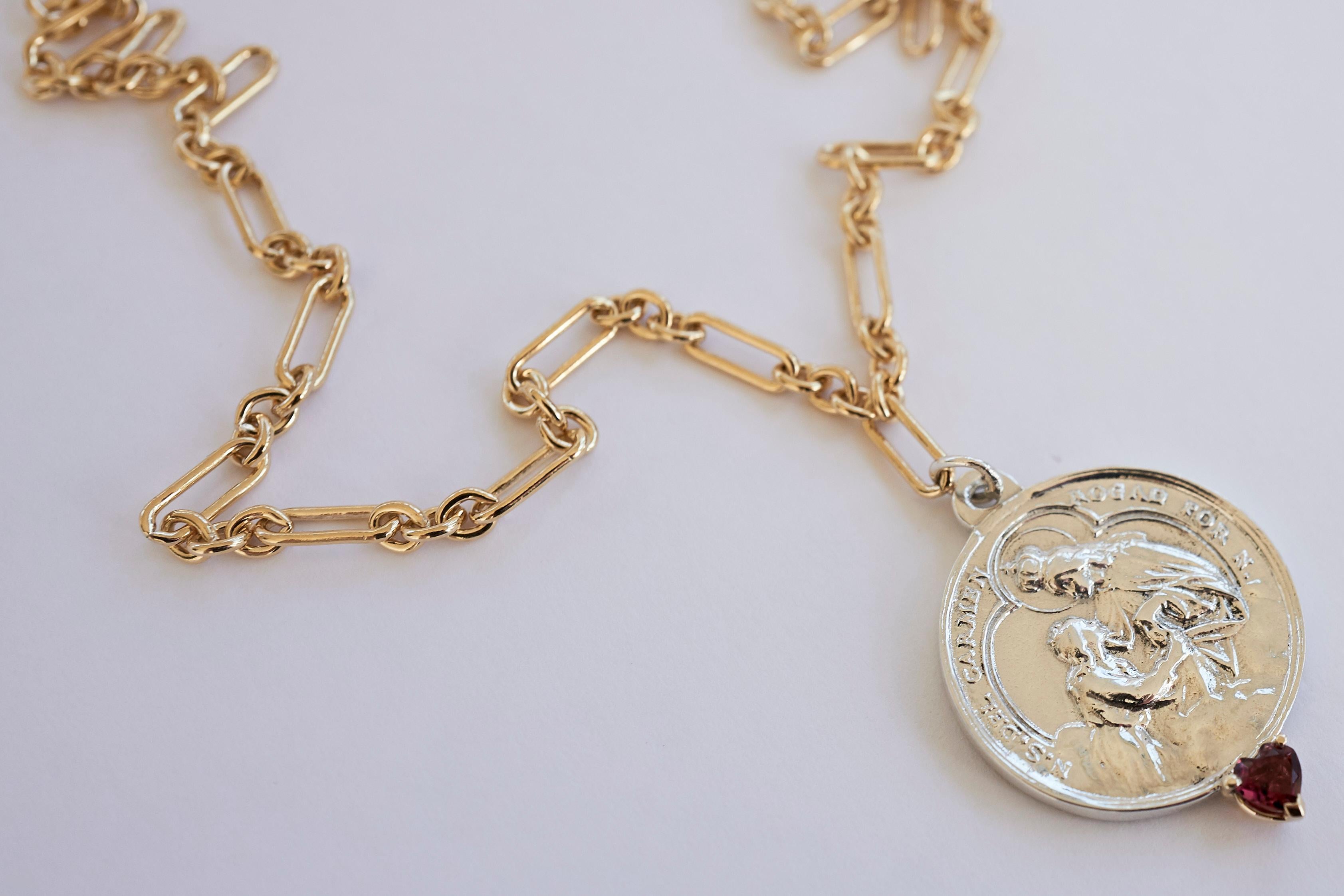 Chaîne collier J Dauphin en argent avec médaille en forme de cœur de la Vierge du Carmen et rubis en vente 2
