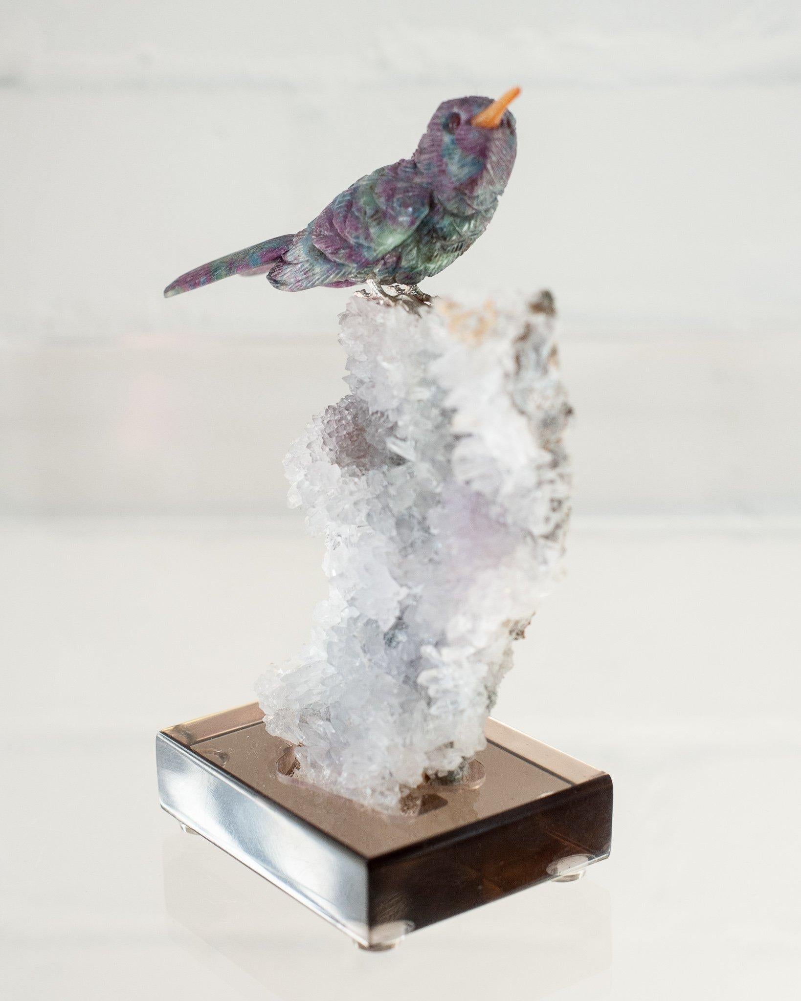 Américain Bird Hummingbird en rubis sur base de minéraux d'améthyste et de quartz en vente