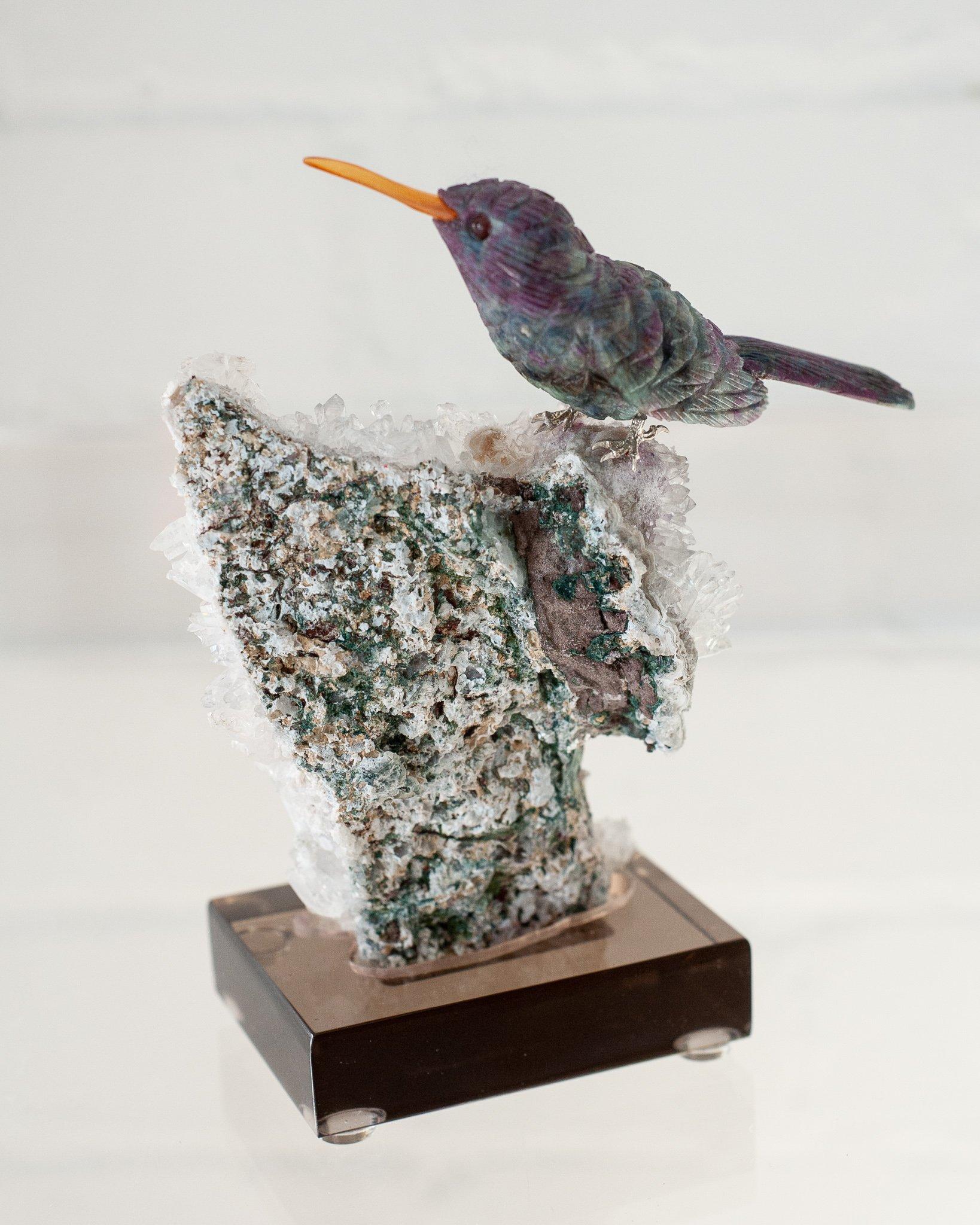 Sculpté à la main Bird Hummingbird en rubis sur base de minéraux d'améthyste et de quartz en vente