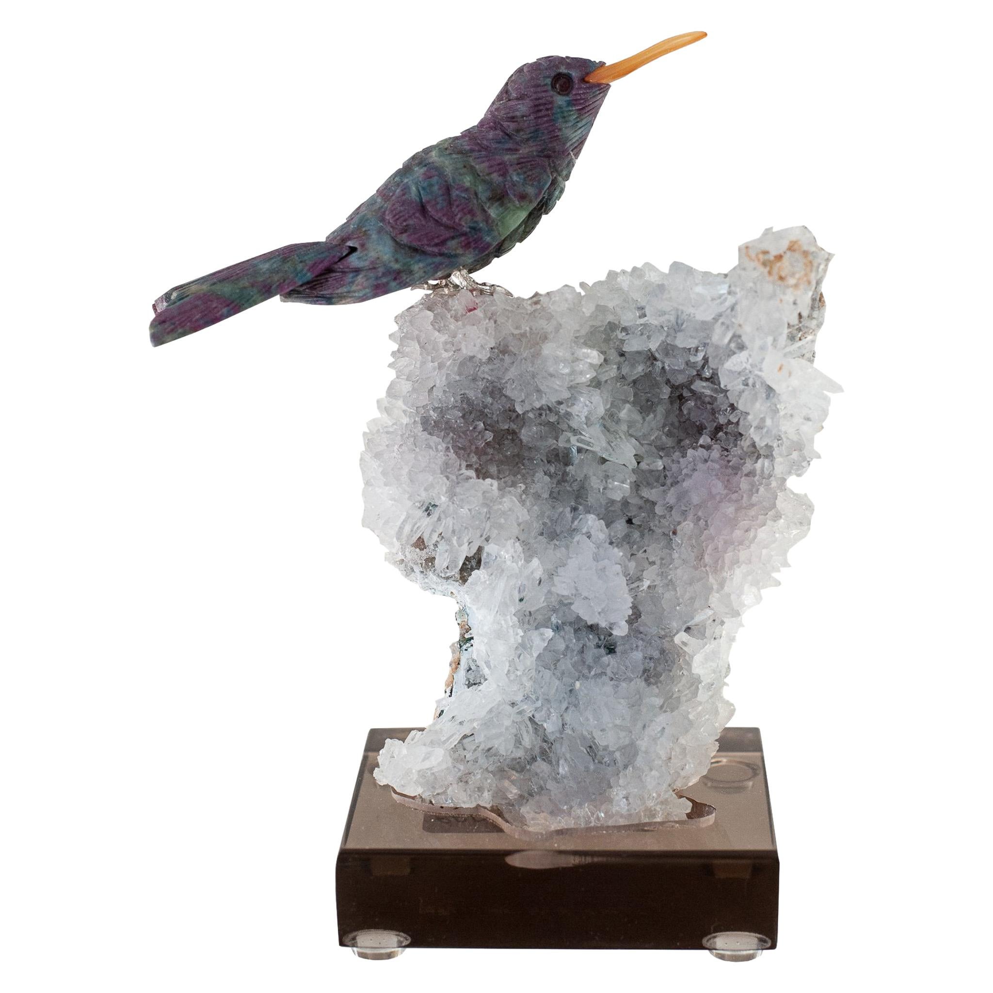 Rubin-Rubin-Hummingbird auf Amethyst- und Quarz- Mineralsockel