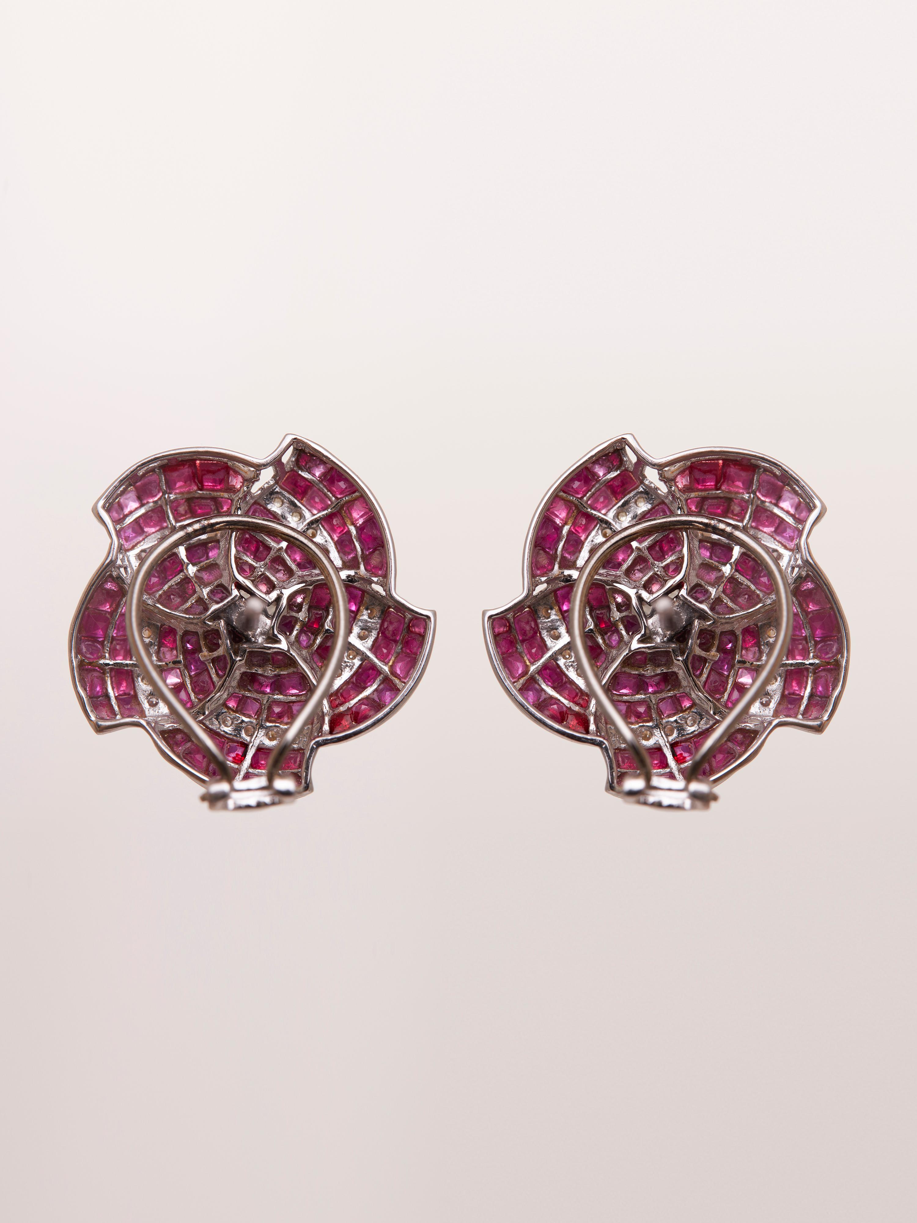 Poids total-13.330gm, Or 14KT-10.668gm, Diamants naturels ronds-52/1.41cts, Rubis-199/11.90cts