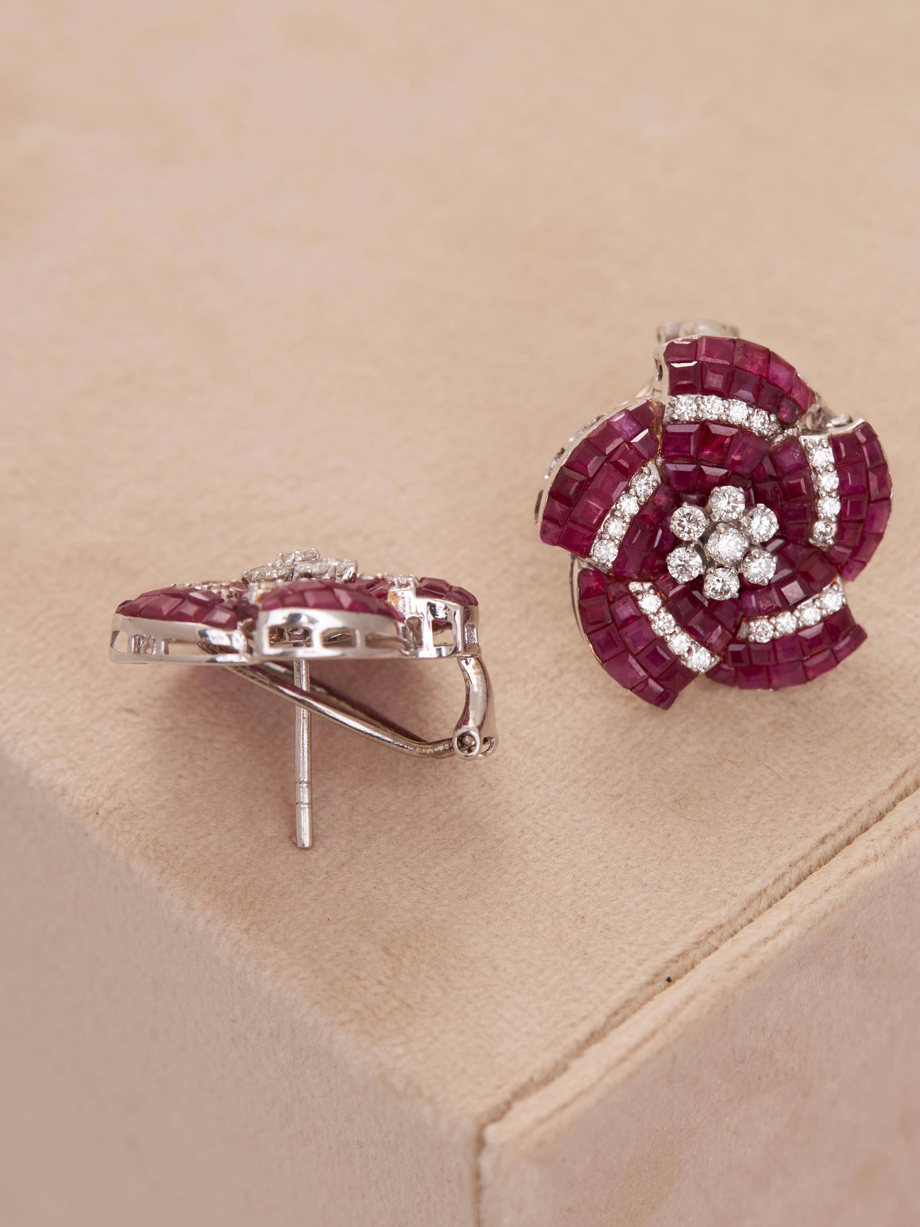Contemporain Boucles d'oreilles fleur en or 14kt et diamants avec sertissage invisible en rubis en vente