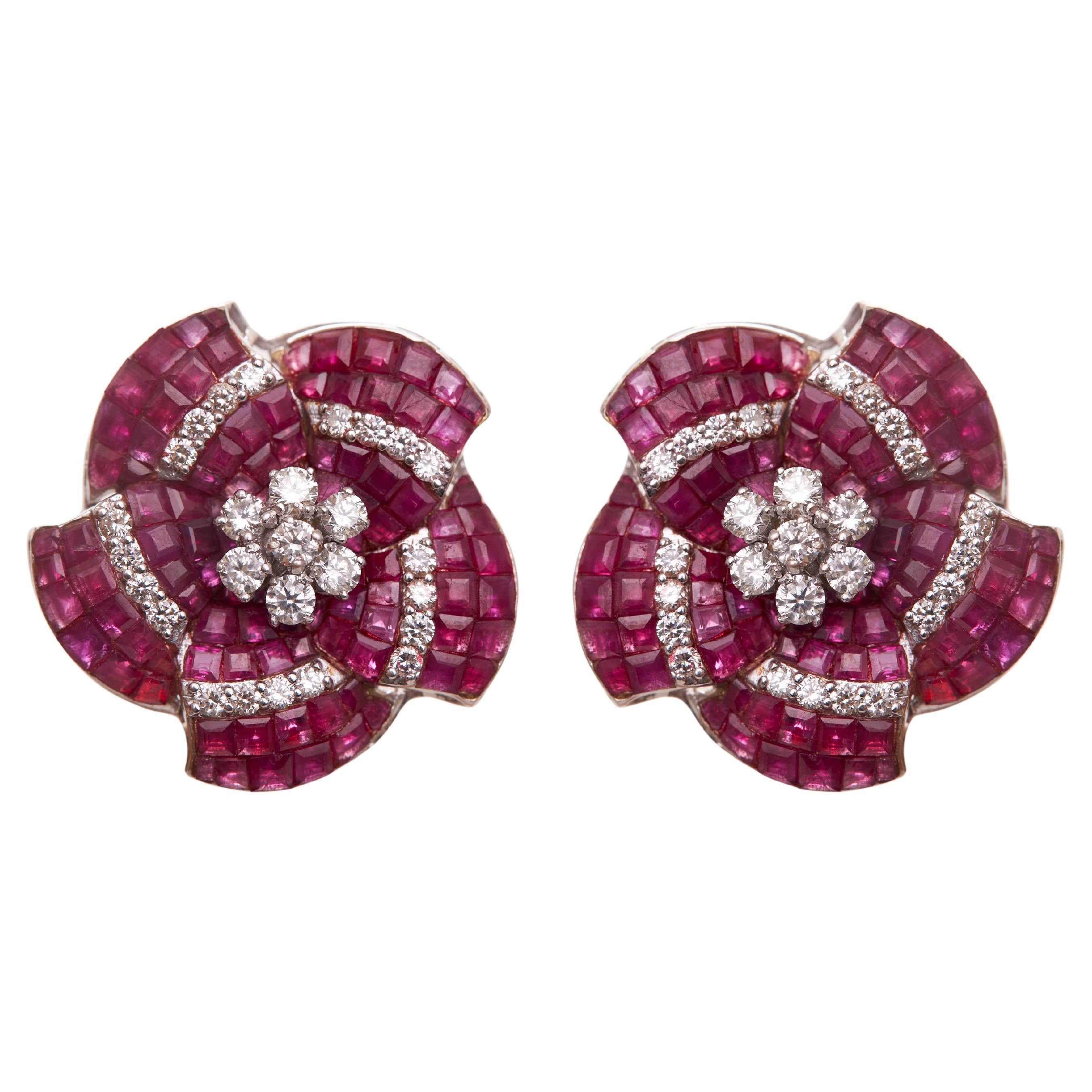 Taille ronde Boucles d'oreilles fleur en or 14kt et diamants avec sertissage invisible en rubis en vente