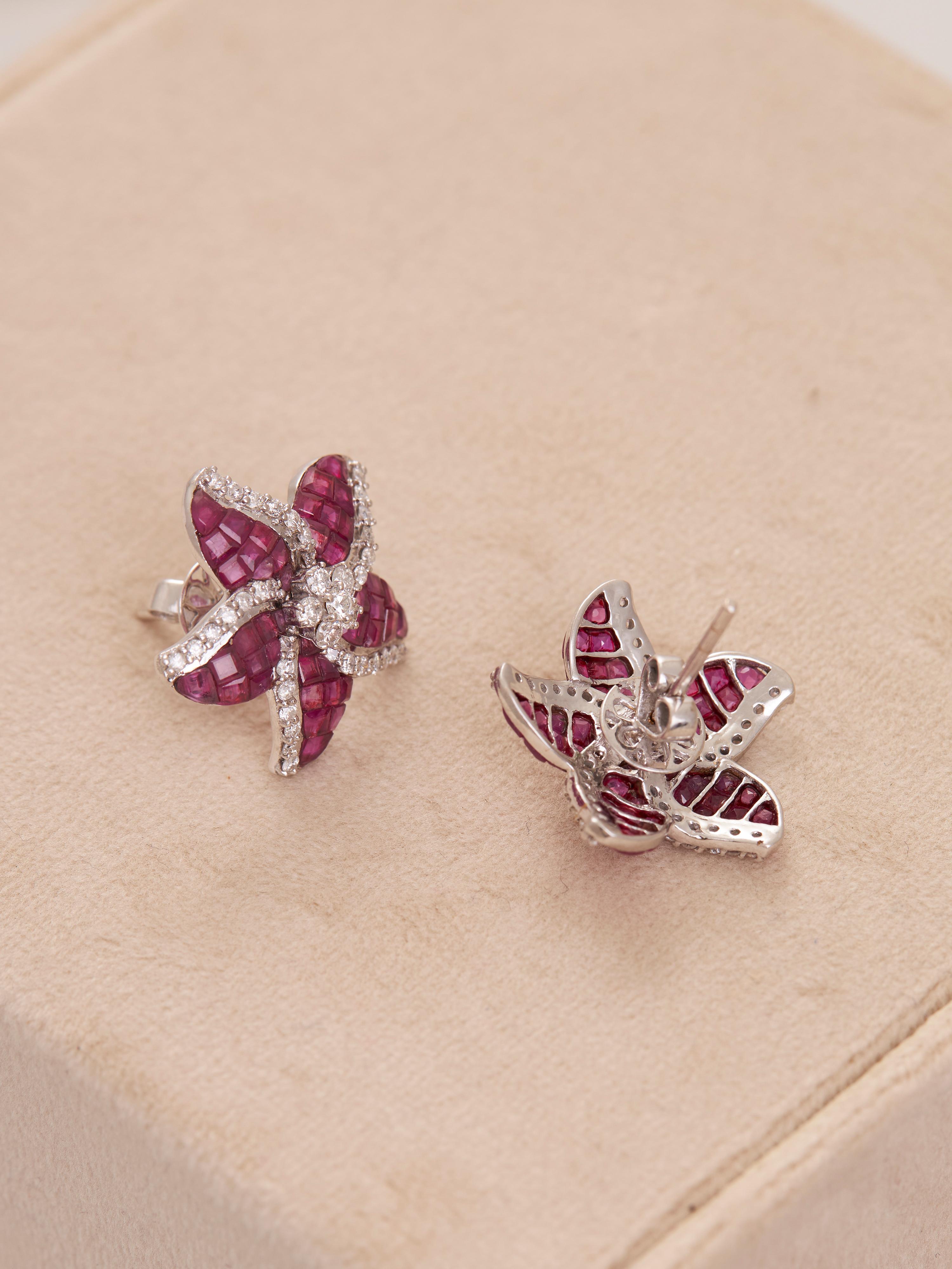 Contemporain Boucles d'oreilles fleur en or 14kt et diamant avec sertissage invisible en rubis en vente