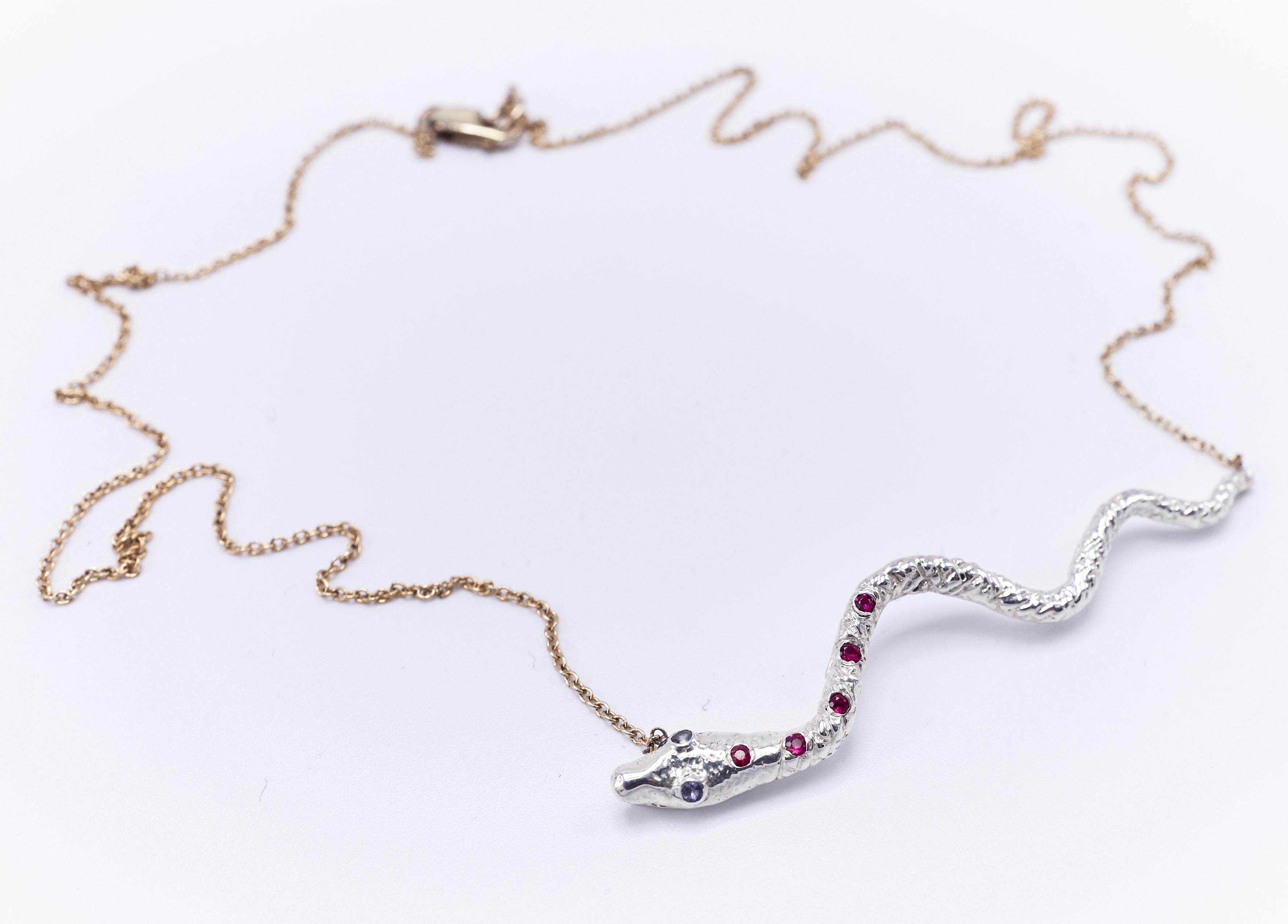 Taille ronde Chaîne collier ras du cou pendentif serpent en or, rubis et iolite  Collier de perles en vente