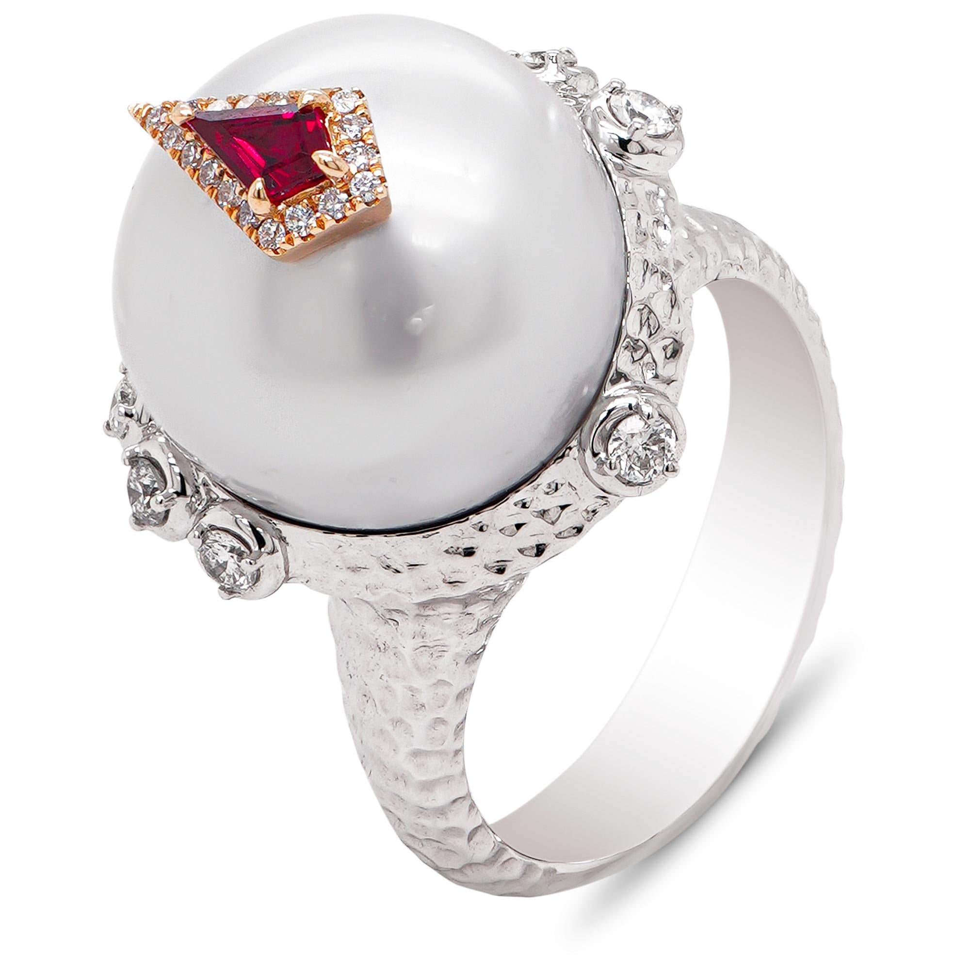 Anello con rubino a forma di aquilone, soffiato su perla dei mari del sud da 13,6 mm, firmato 18K In condizioni Nuovo in vendita a Hung Hom, HK