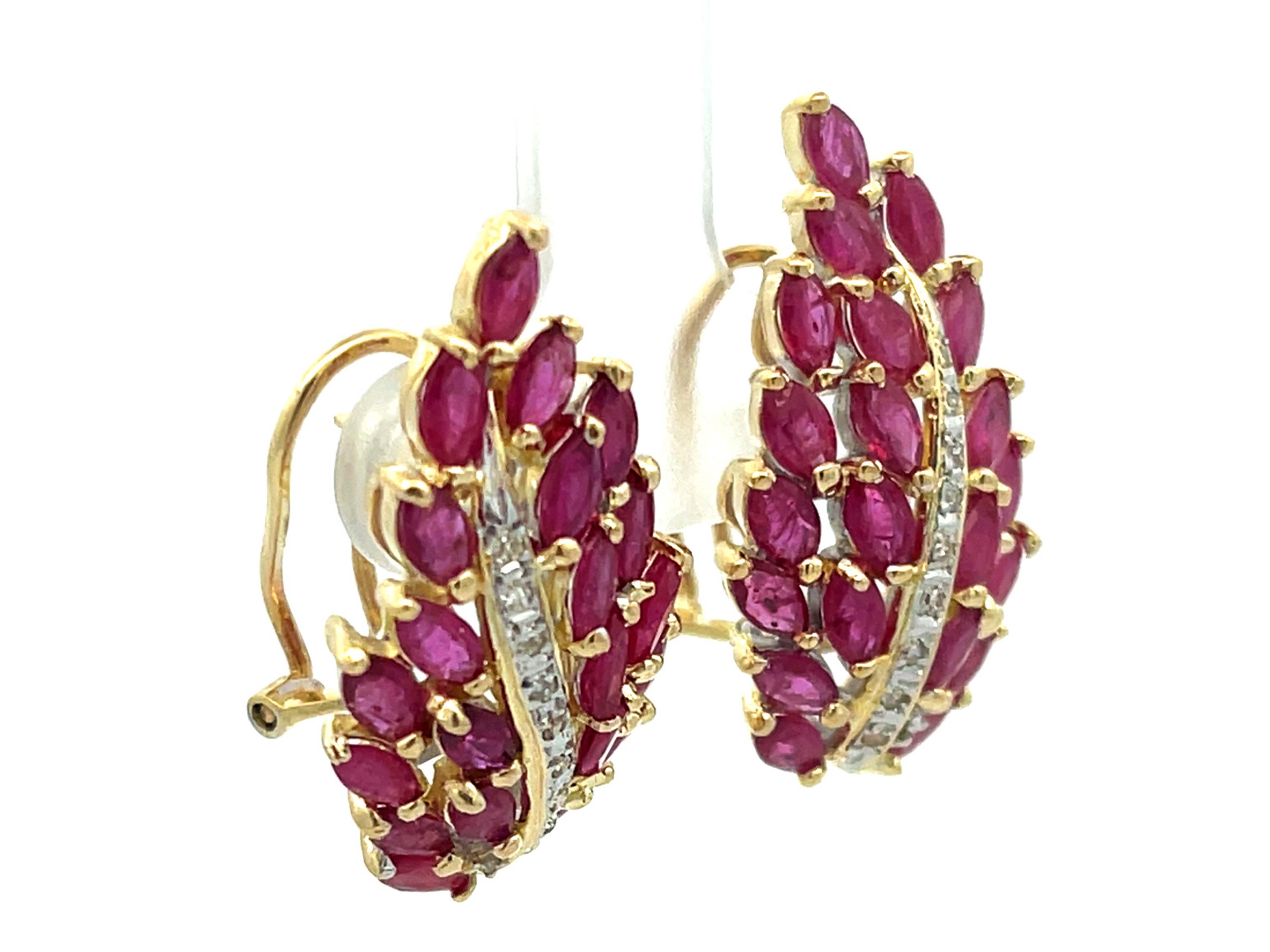 Ohrringe mit Rubinblatt und Diamanten aus 14 Karat Gelbgold (Moderne) im Angebot
