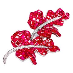 Broche en forme de feuille de rubis en or blanc 18 carats