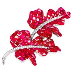 Broche feuille de rubis en or blanc 18 carats