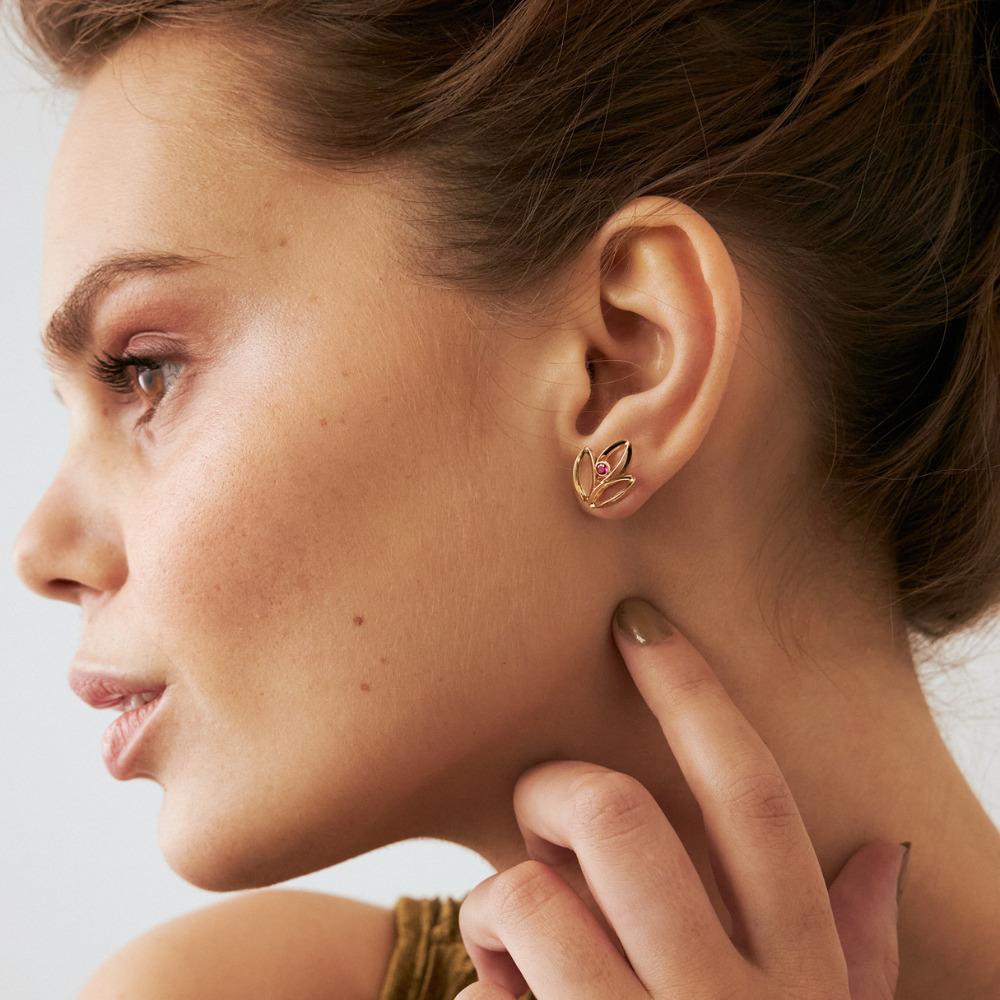 Die 14-karätigen Ohrstecker aus massivem Gold mit natürlichen Edelsteinen spiegeln das Engagement von Orena Jewelry für außergewöhnliche Handwerkskunst wider. Jeder Ohrring wird in sorgfältiger Handarbeit gefertigt und verströmt einen Hauch von