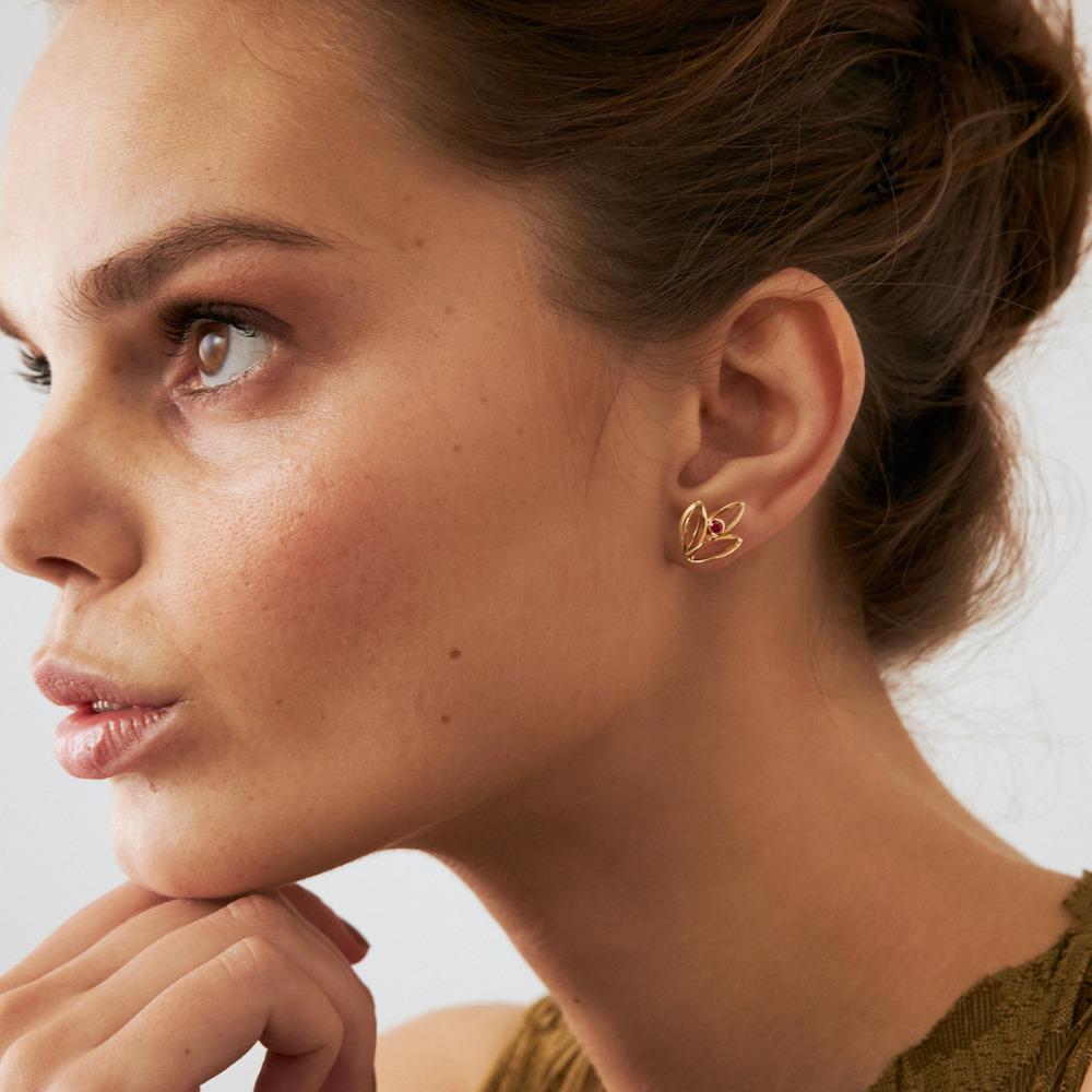 Rubin-Lotus-Ohrstecker aus massivem 14-karätigem Gelbgold Damen im Angebot