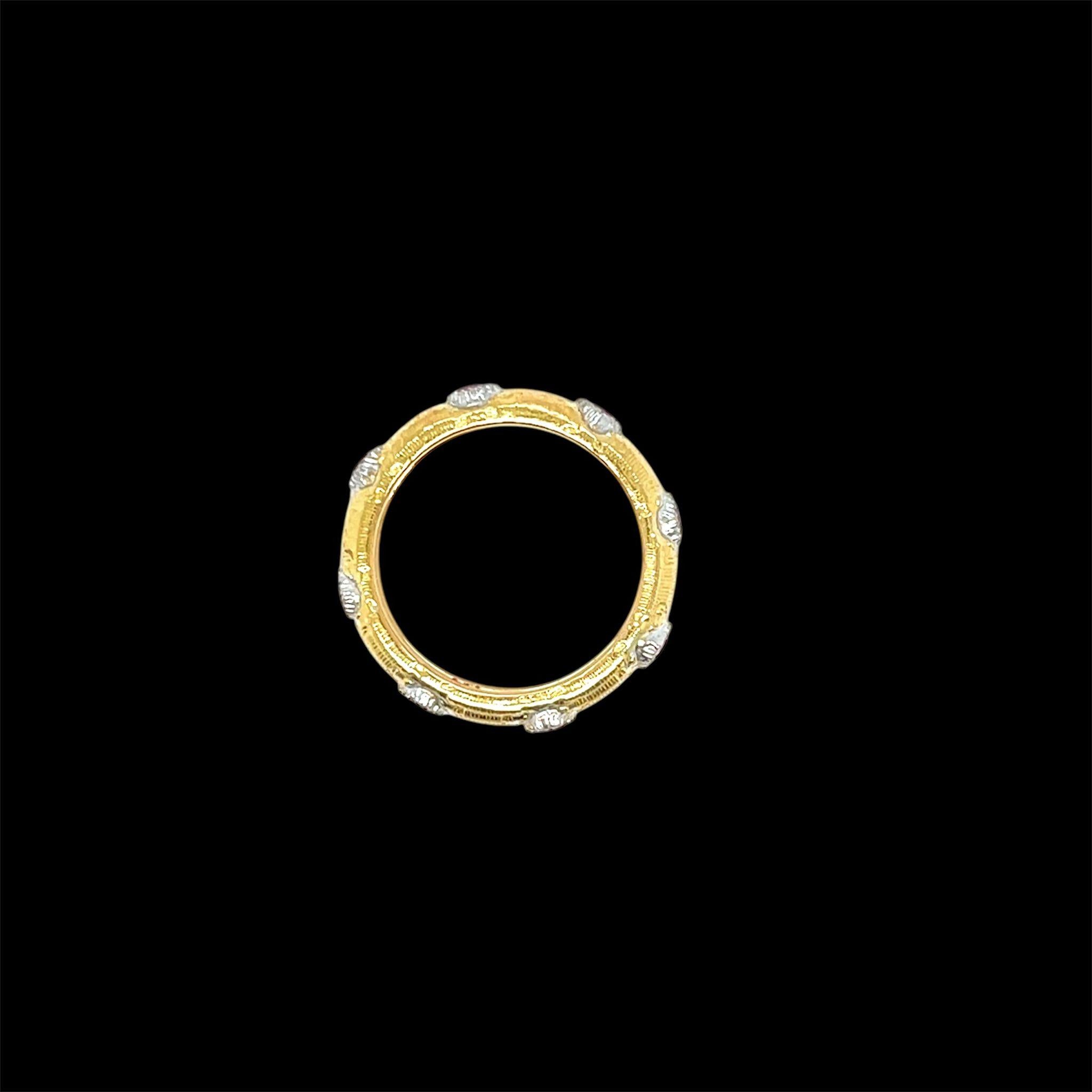 Magnifique bague Florentine en or jaune 18 carats sertie de 0,90 carats de rubis rouge pourpre. 

L'effet rigato est obtenu par une gravure faite à la main. La surface est ondulée et ornée de rubis ronds. 
Son poids total est de 4,70 grammes. La