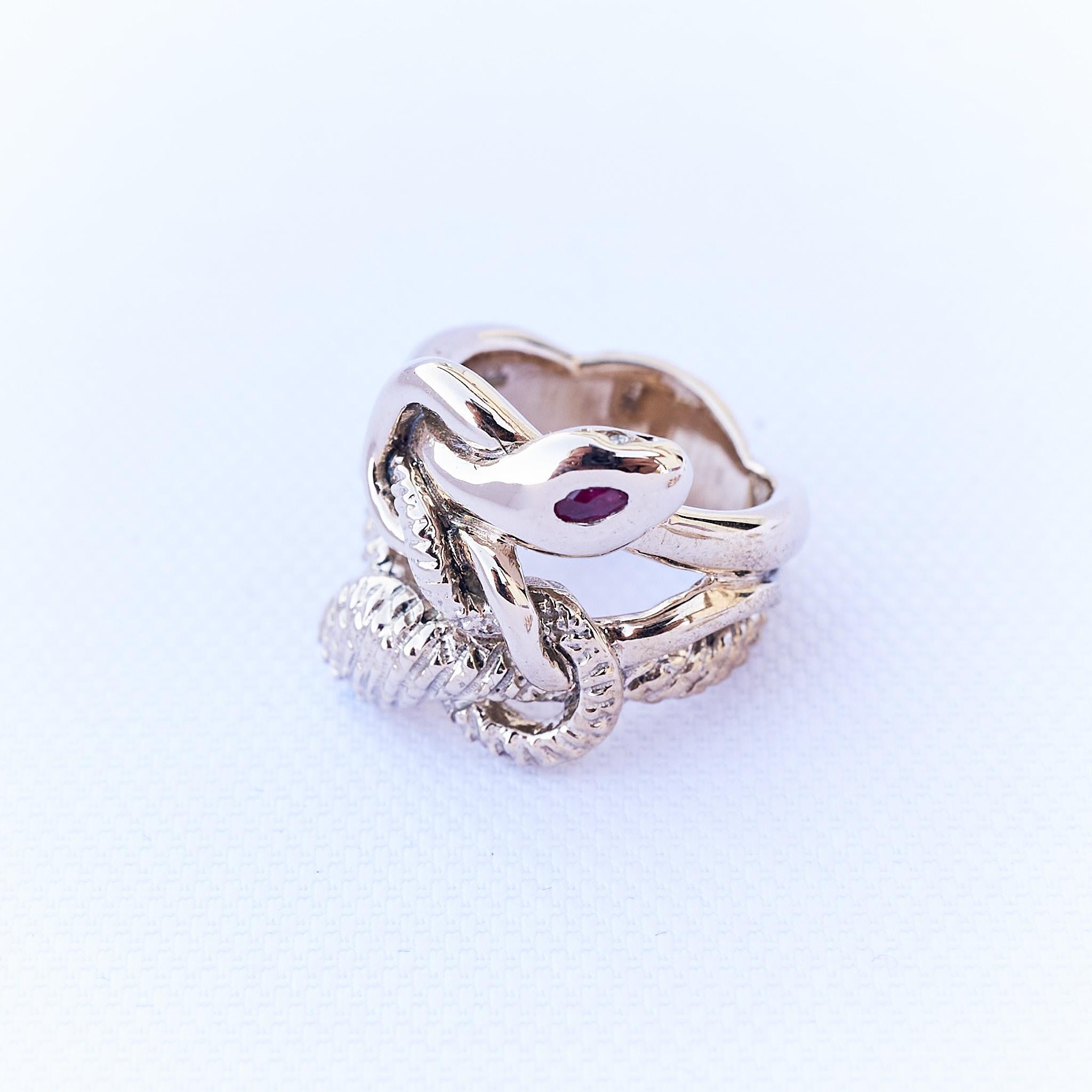 Rubin Marquis Smaragd Weiß Diamant Schlange Ring 
Stil: Cocktail-Ring 
Material: Polierte Bronze 
Designer: J Dauphin

J Dauphin-Schmuck wird in Los Angeles handgefertigt und wurde von der Designerin Johanna Dauphin entworfen. Die meisten