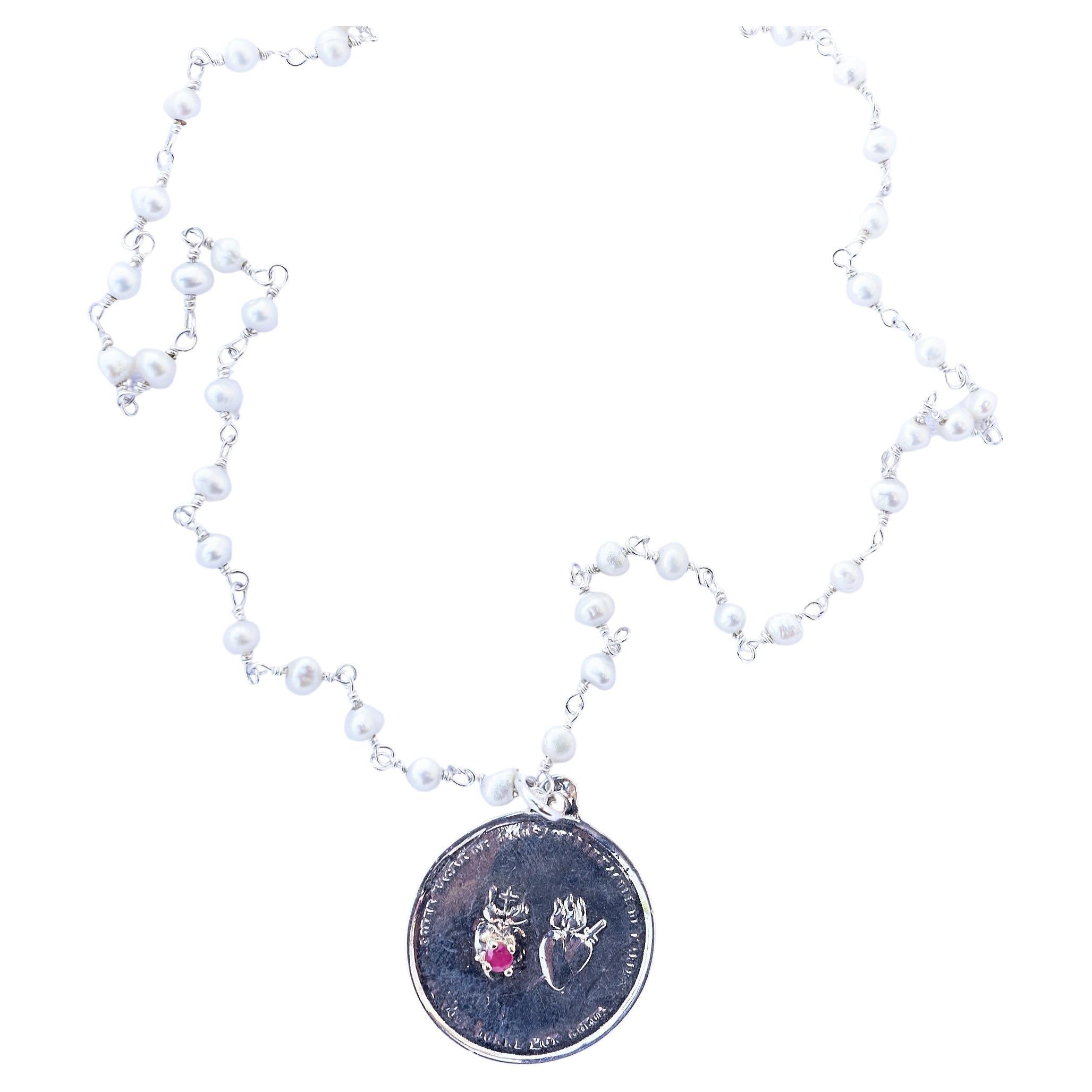 Taglio brillante Collana di perle con medaglia di rubino Sacro Cuore Catena d'argento J DAUPHIN in vendita