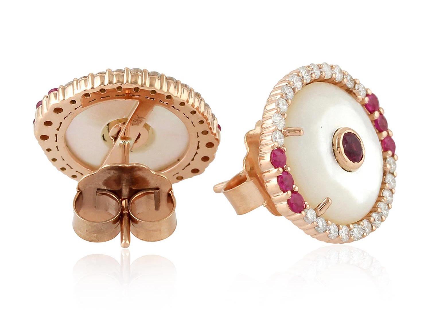 Moderne Clous d'oreilles ronds en or 18 carats avec rubis, nacre et diamant en vente