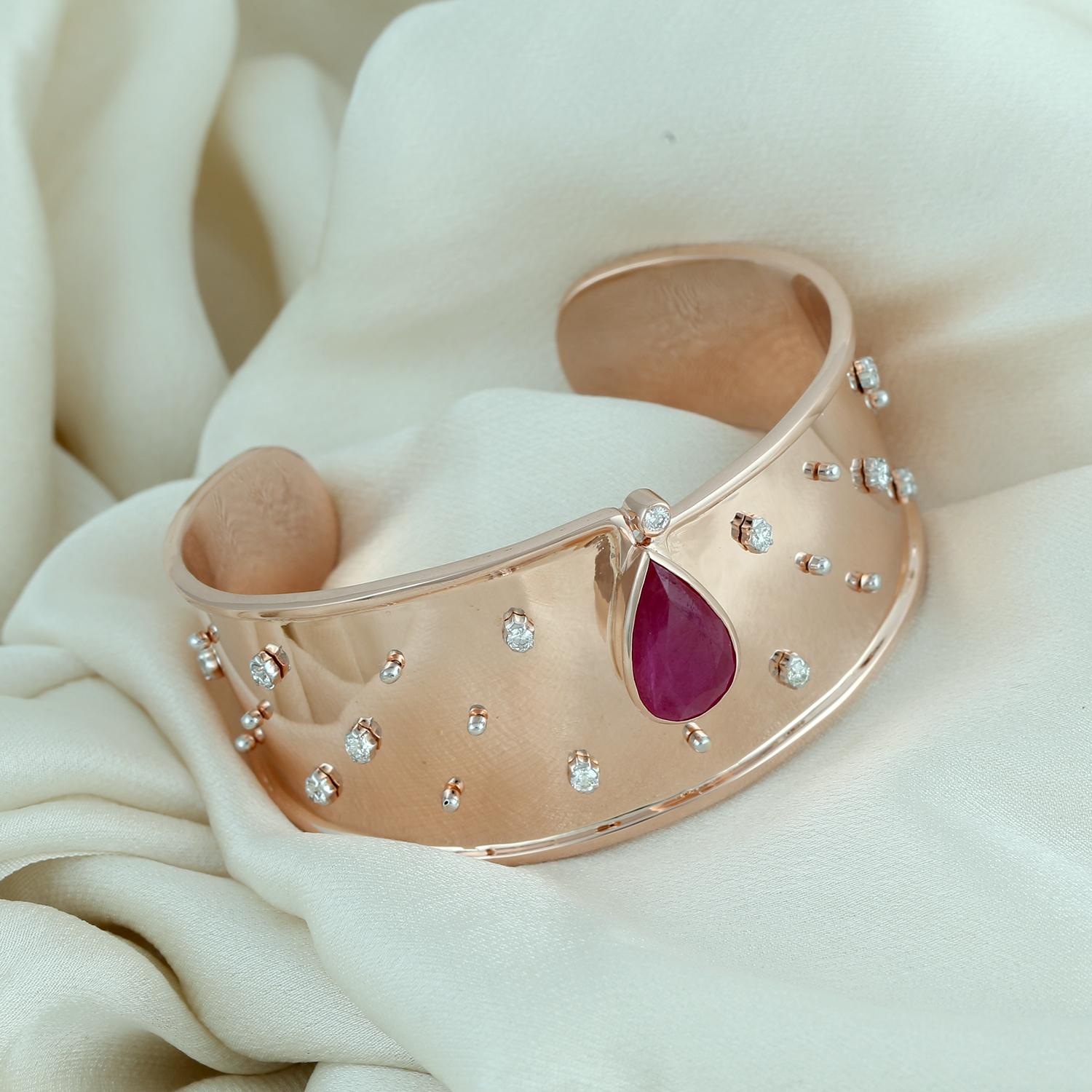 Mozambique Ruby Mounted Cuff Bracelet With Diamonds Made In 14k Rose Gold Art Decó en venta
