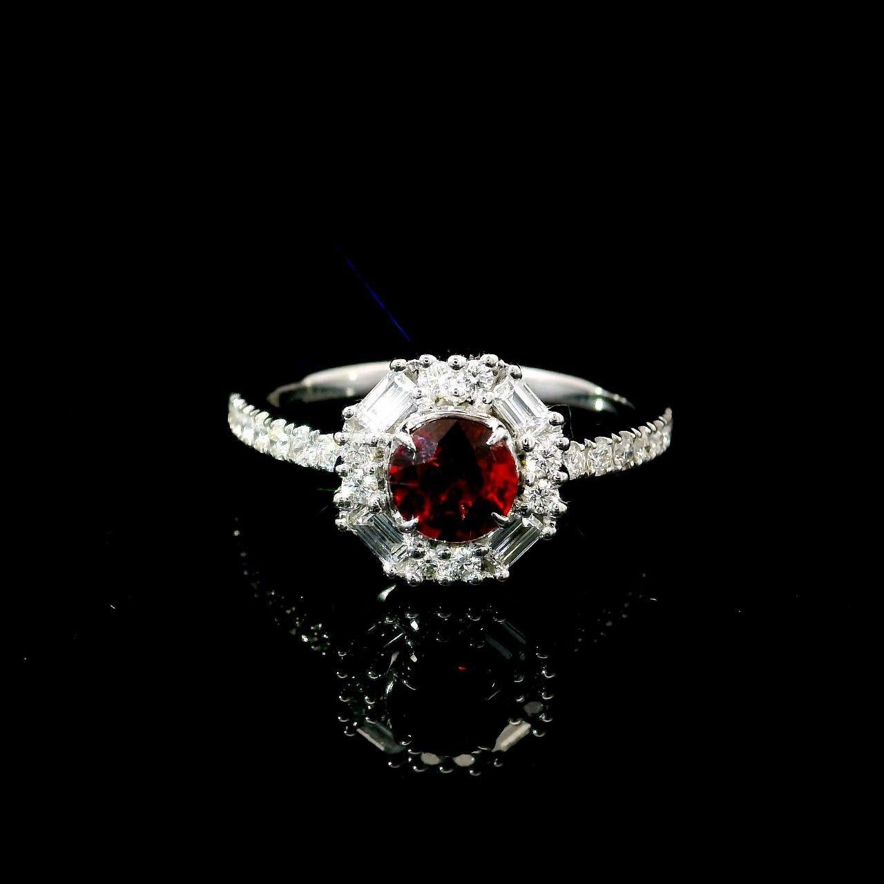 Ring aus 18kt Weißgold mit Rubin und Diamanten
  
  Goldfarbe und Karat: Weißgold 18kt
  Gewicht: 3.89 Gramm
  
  Satz mit...
  Steinart: Rubin Mozambik
  Die Form: Rund
  Karat: 0,65
  Farbe: -
  Klarheit: -
  
  Umliegende Steine: Diamanten
 1)