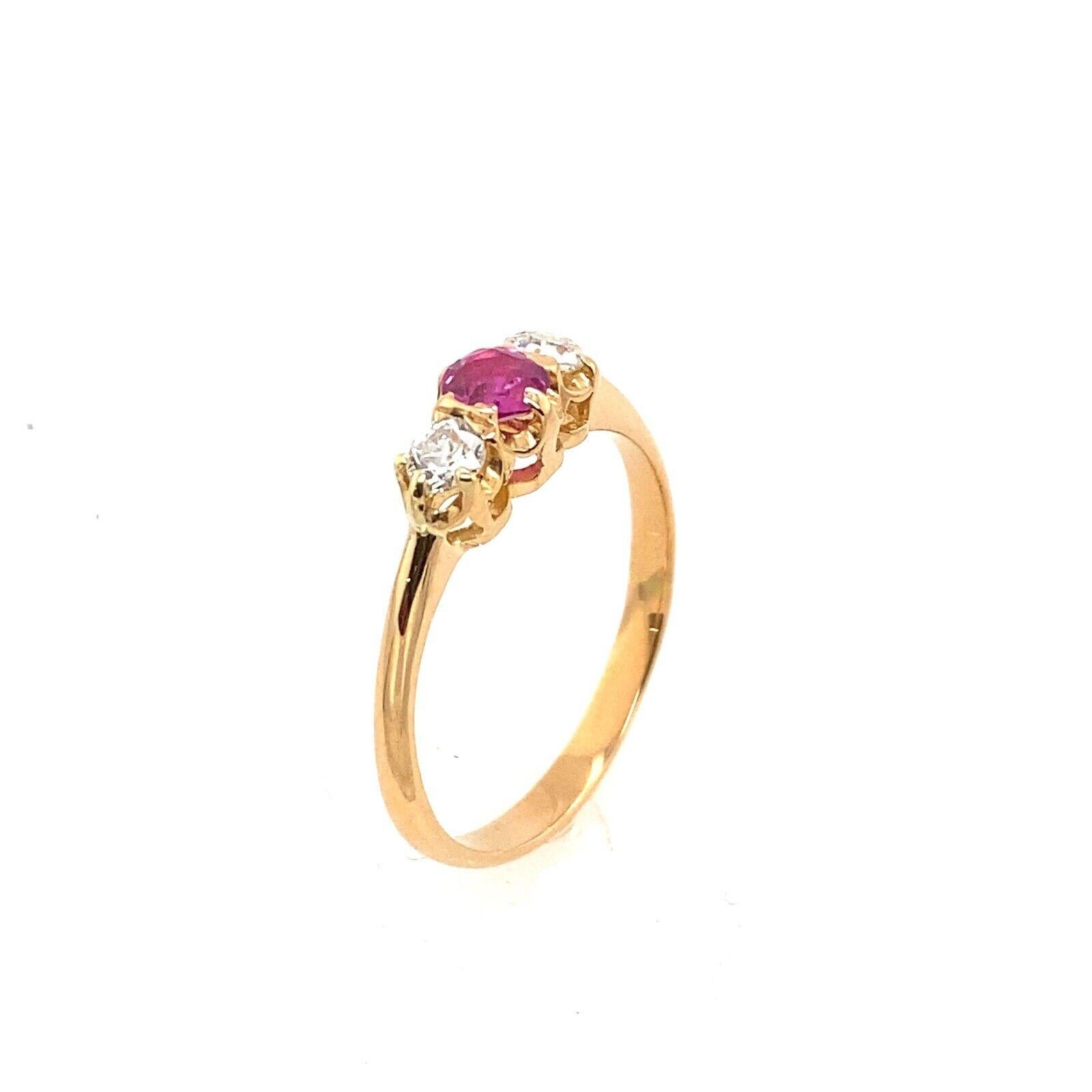 Ruby & Natural Diamond 3-Stone Ring Set in 18ct Yellow Diamond In Excellent Condition For Sale In London, GB