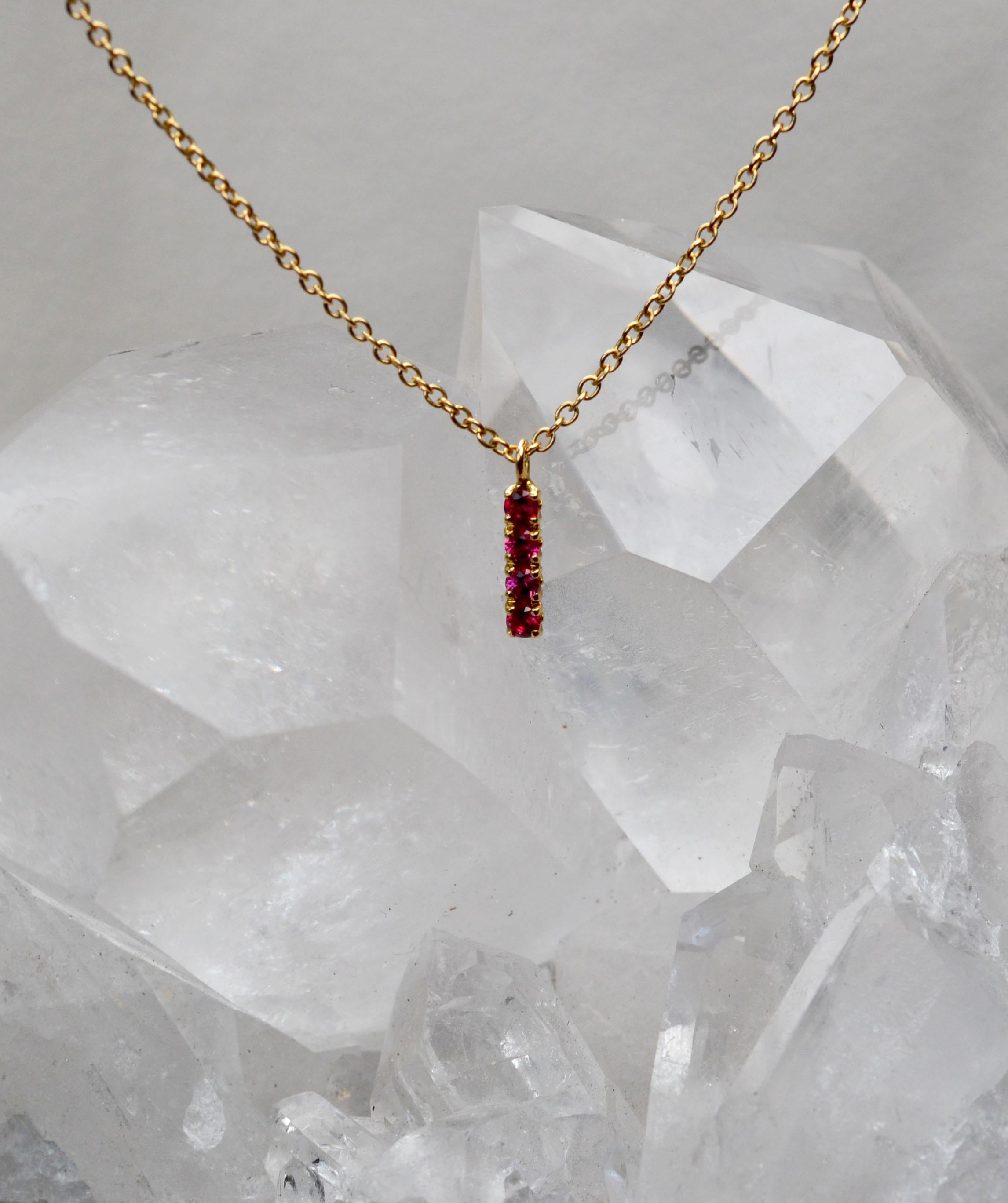 Eblouissant pendentif court en or jaune 18k avec rubis de notre collection Blossom. Parfait pour ajouter une touche de couleur à votre journée et à votre tenue. Pour un look minimal, vous pouvez le porter seul ou avec nos clous d'oreille Blossom et