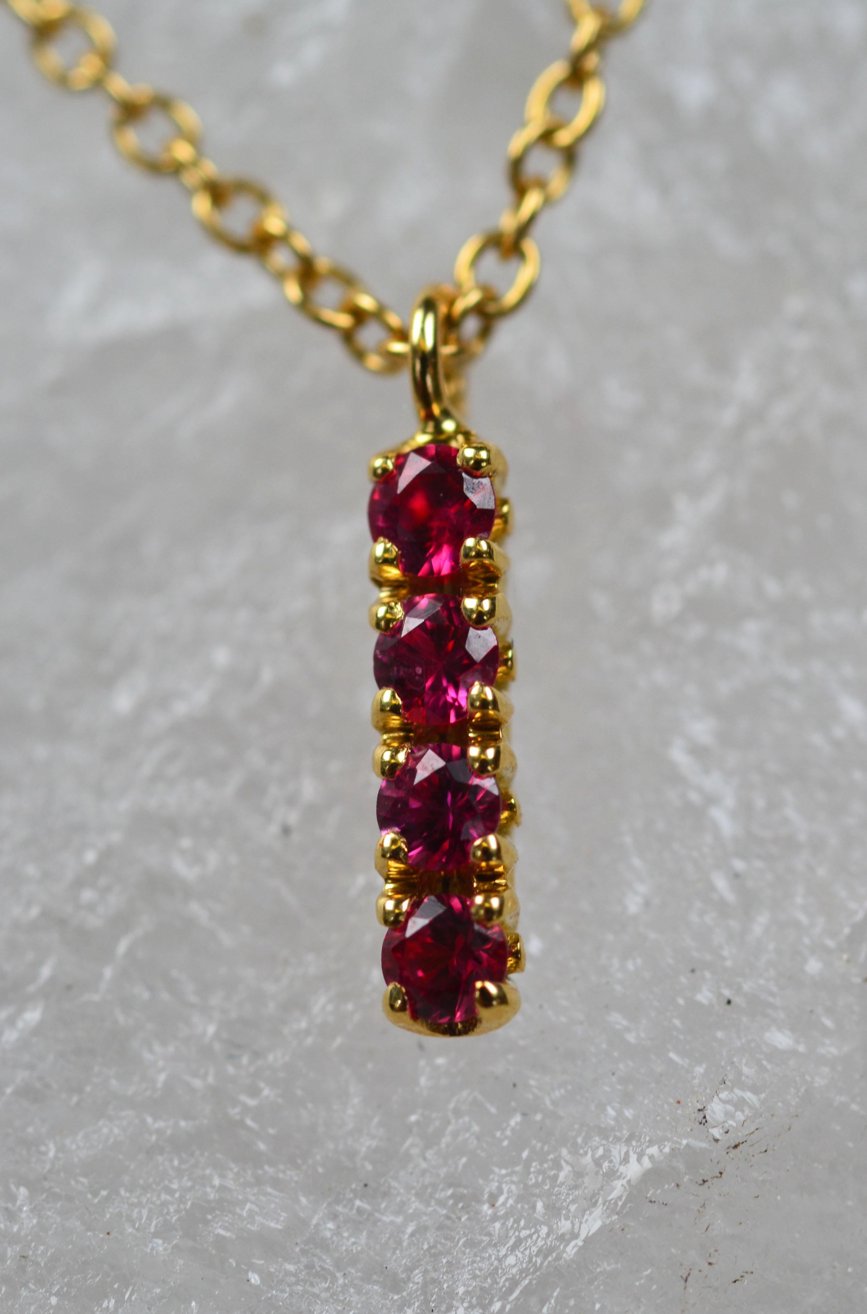Taille ronde Pendentif en or jaune 18 carats et rubis en vente