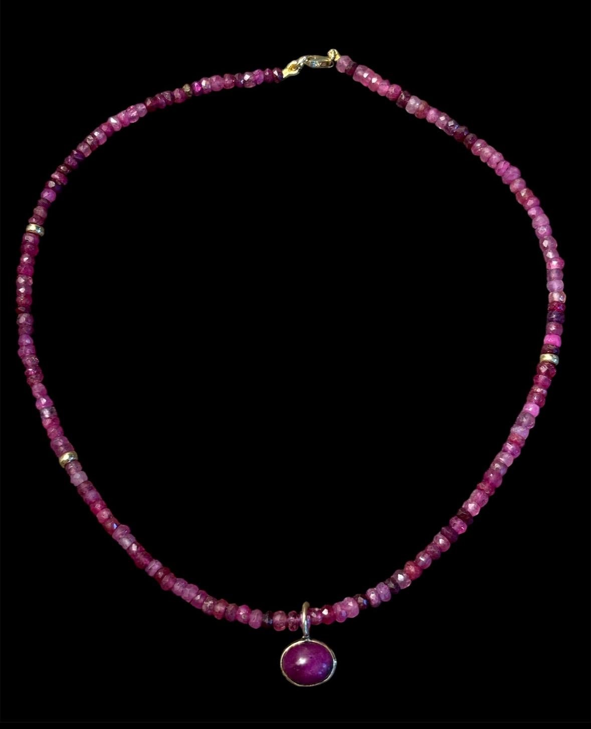 Collar RUBY  

La impresionante gema Rubí se asocia desde hace mucho tiempo con el amor, la pasión, el poder y la suerte. Según la leyenda, confiere fuerza y valor a todos los que la llevan.
  
Este precioso collar de rubíes de 15