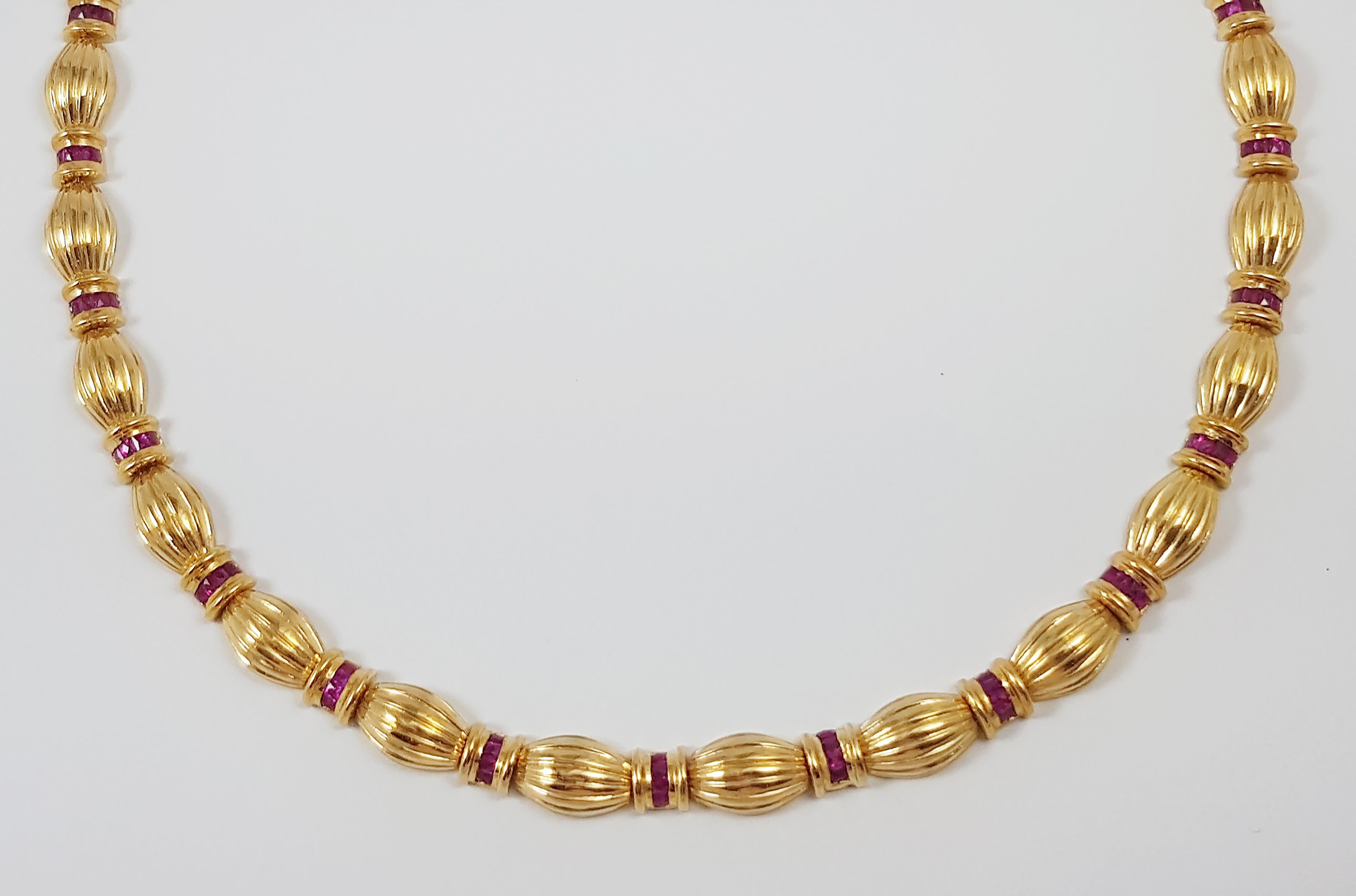 Ruby 6.36 carats Necklace set in 18 Karat Gold Settings

Width:  0.7 cm 
Length: 42.0 cm
Total Weight: 53.04 grams


